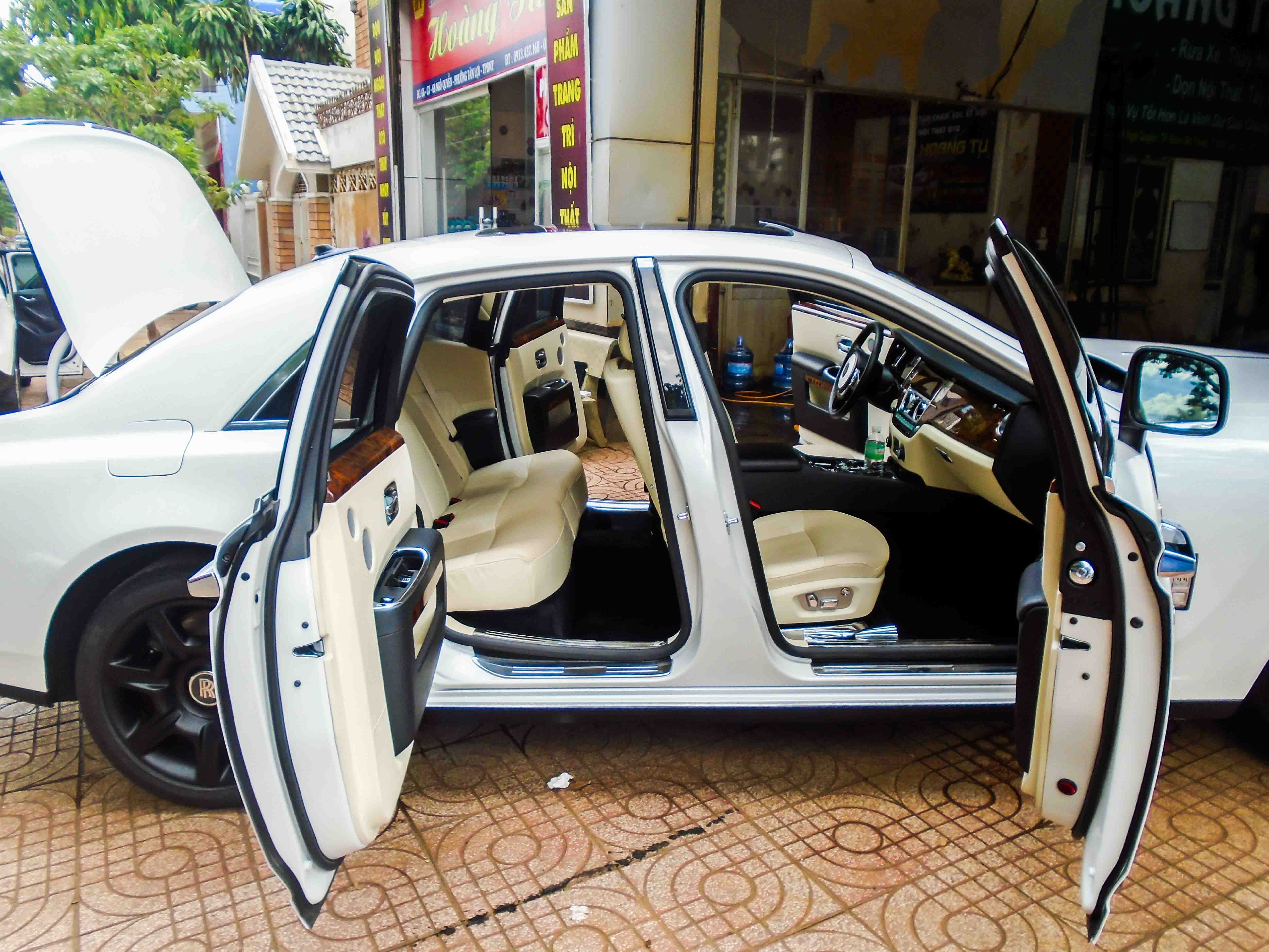 Rolls-Royce Ghost màu lạ ở Đắk Lắk ảnh 4 Rolls-Royce Ghost mau la o Dak Lak anh 4