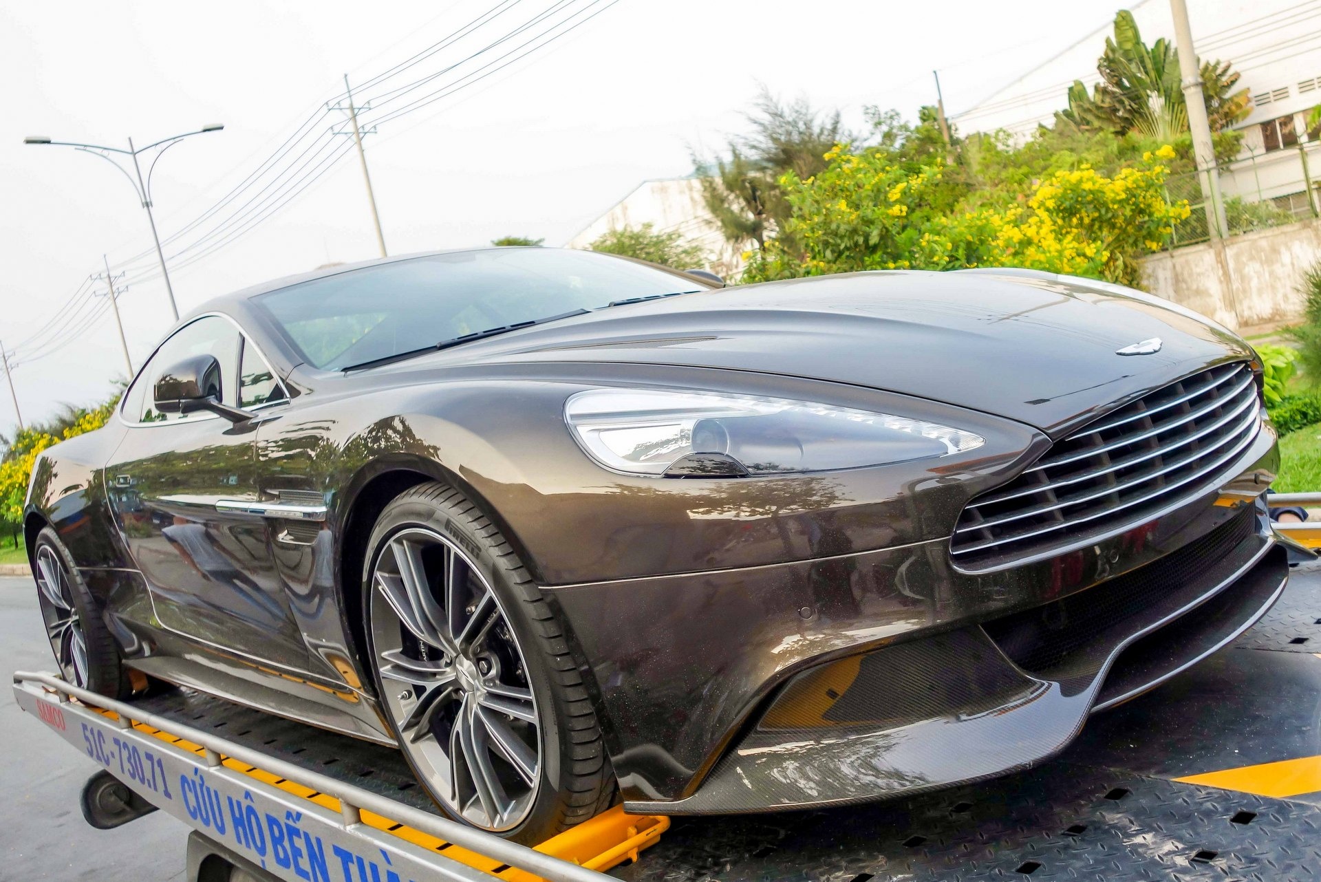 Sieu xe Aston Martin Vanquish mau xam dau tien ve Viet Nam hinh anh
