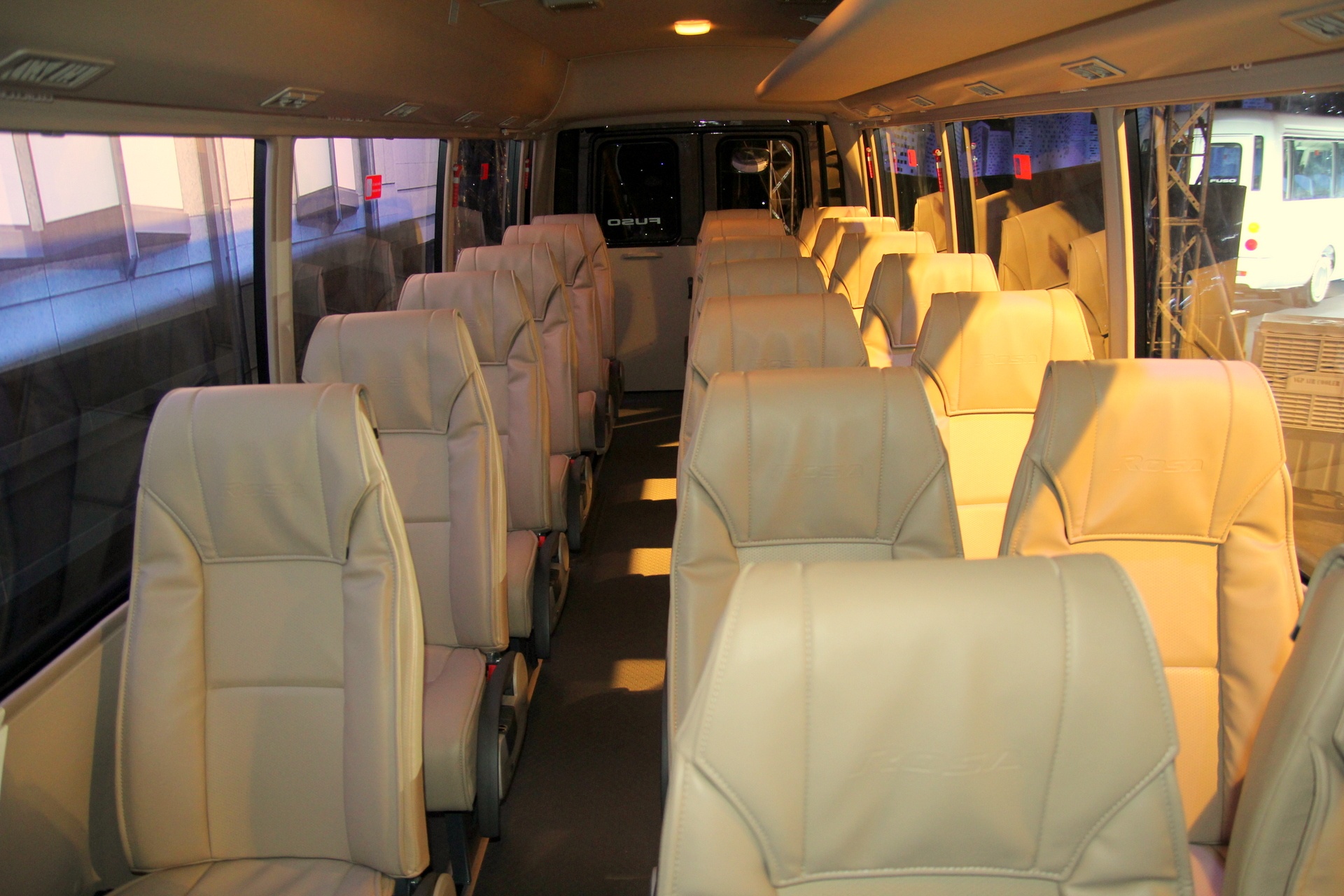 xe khach Mercedes 29 cho anh 2