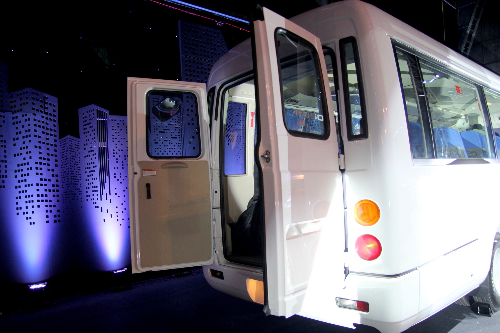 xe khach Mercedes 29 cho anh 3