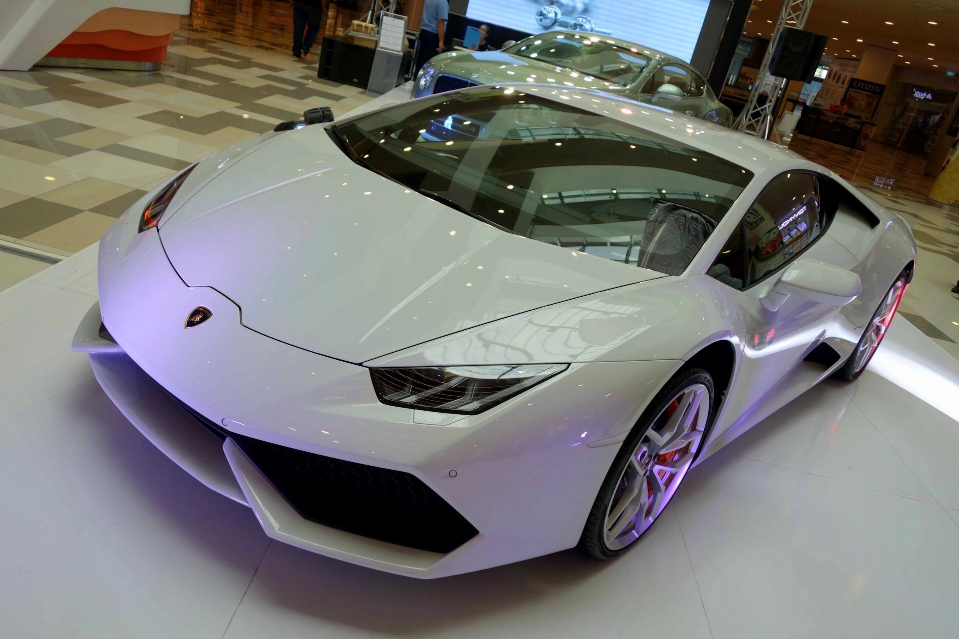 Lamborghini Huracan chinh hang anh 2