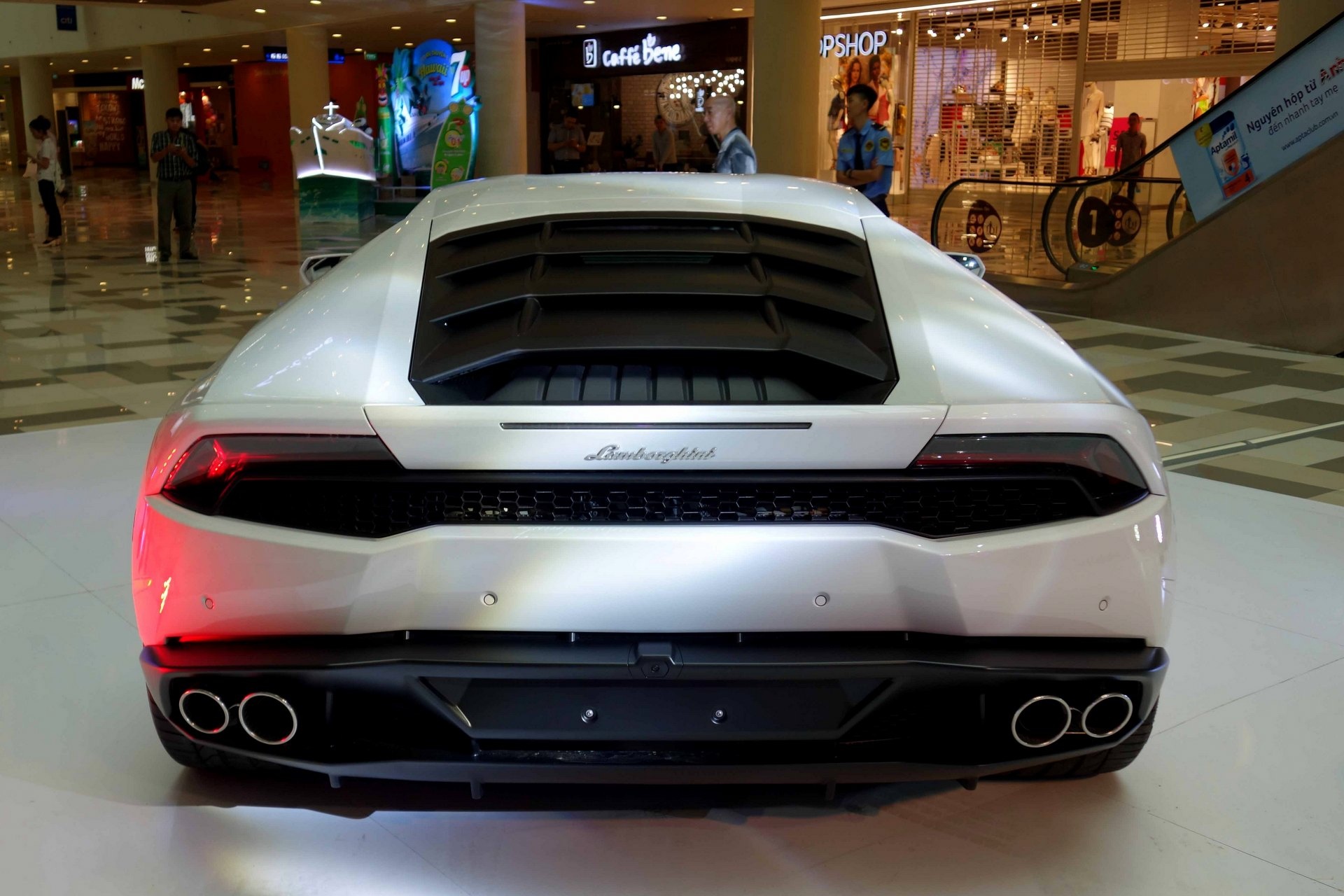 Lamborghini Huracan chinh hang anh 3