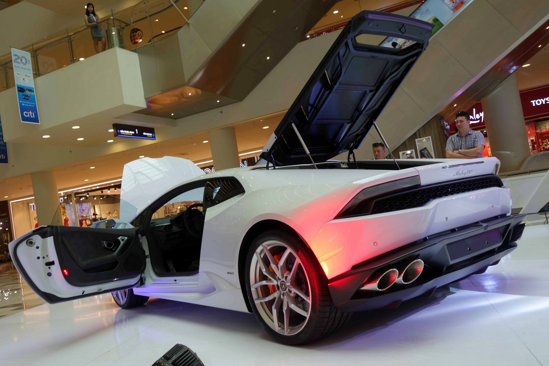 Lamborghini Huracan chinh hang anh 4