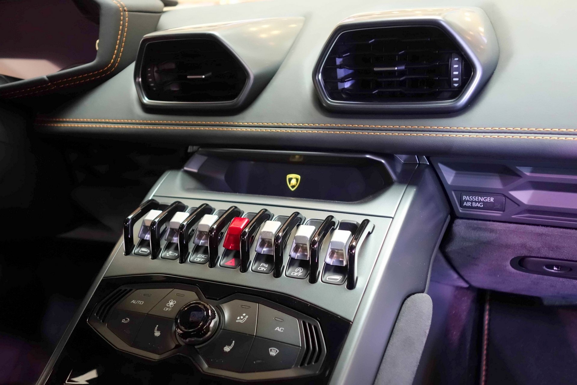 Lamborghini Huracan chinh hang anh 6