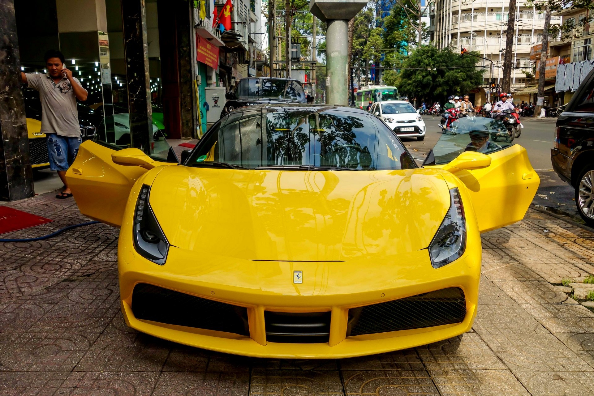 Sieu xe Ferrari 488 GTB mau vang anh 1