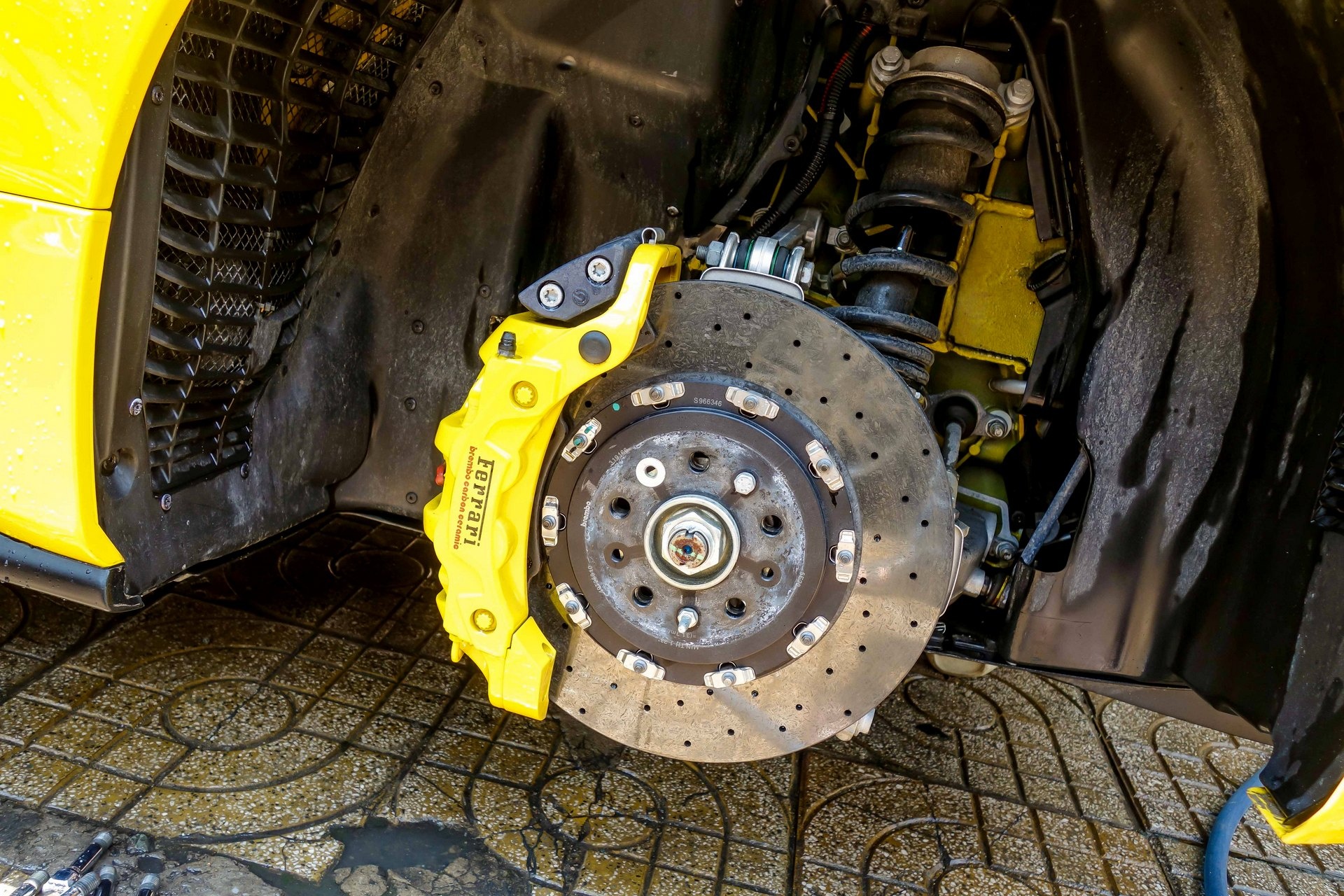 Sieu xe Ferrari 488 GTB mau vang anh 6