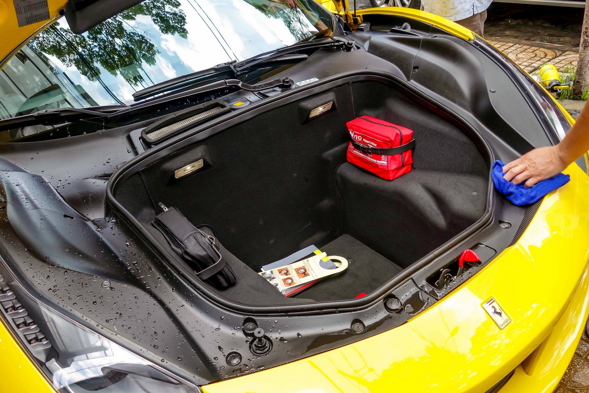 Sieu xe Ferrari 488 GTB mau vang anh 11