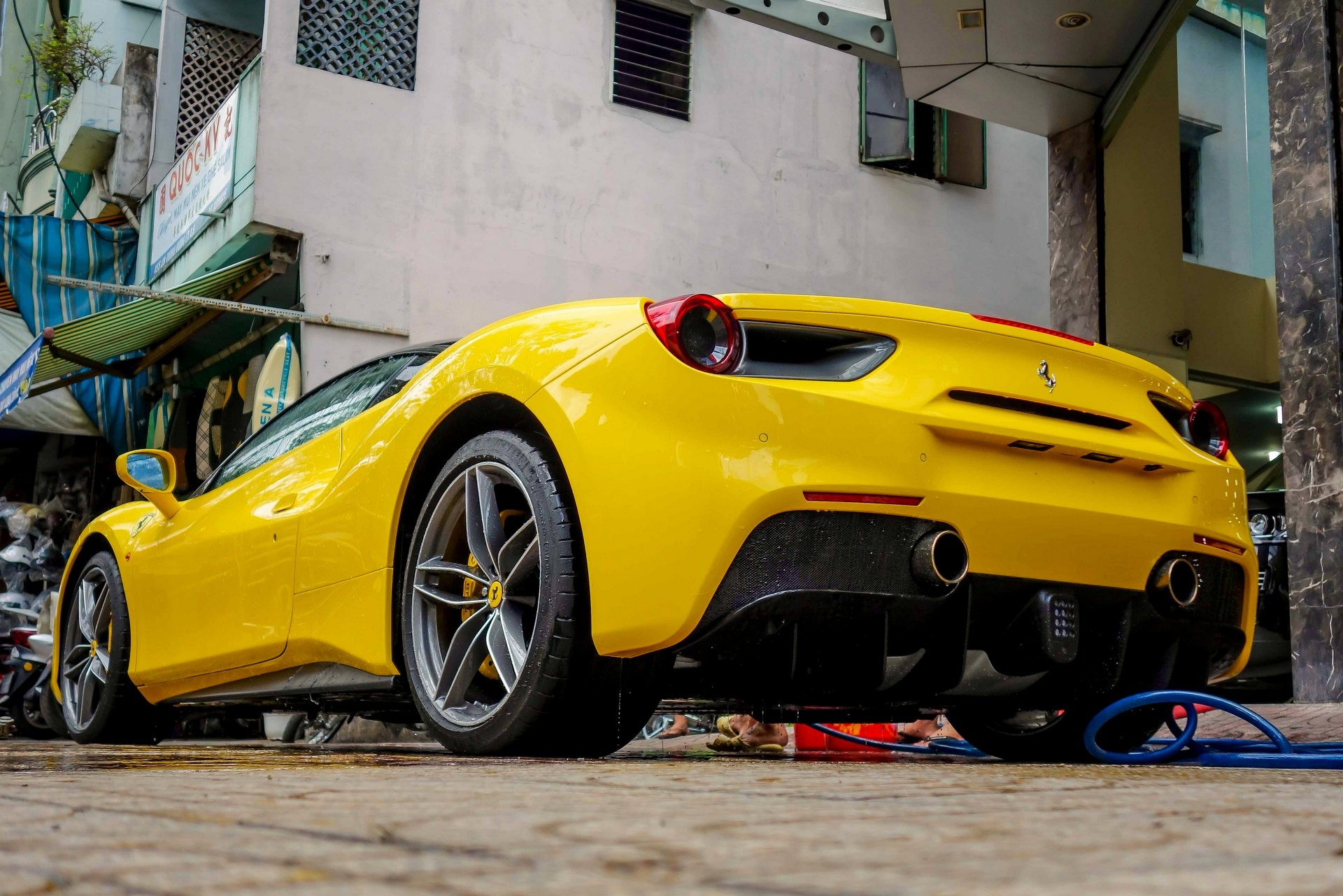 Sieu xe Ferrari 488 GTB mau vang anh 5