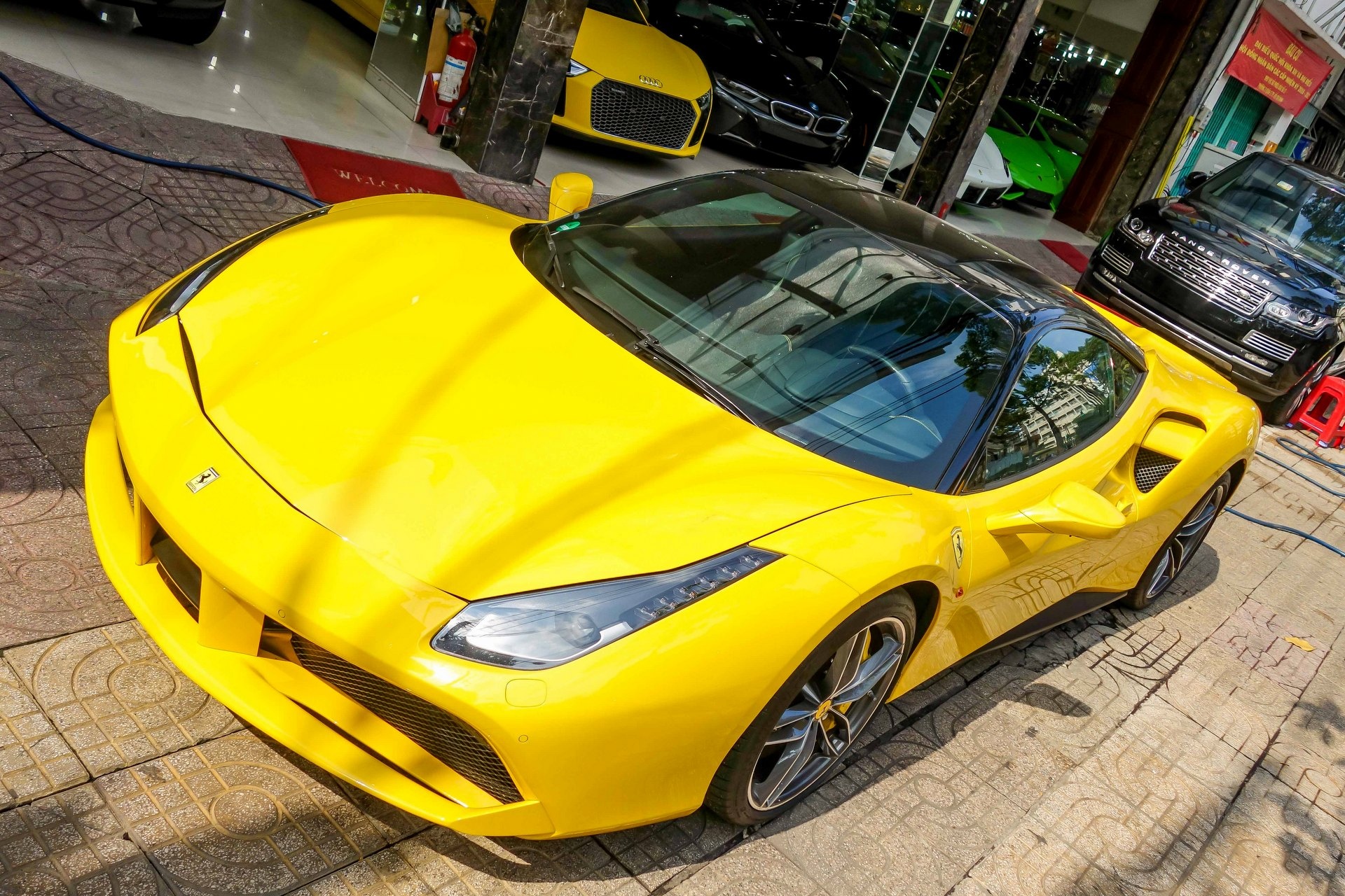 Sieu xe Ferrari 488 GTB mau vang anh 2
