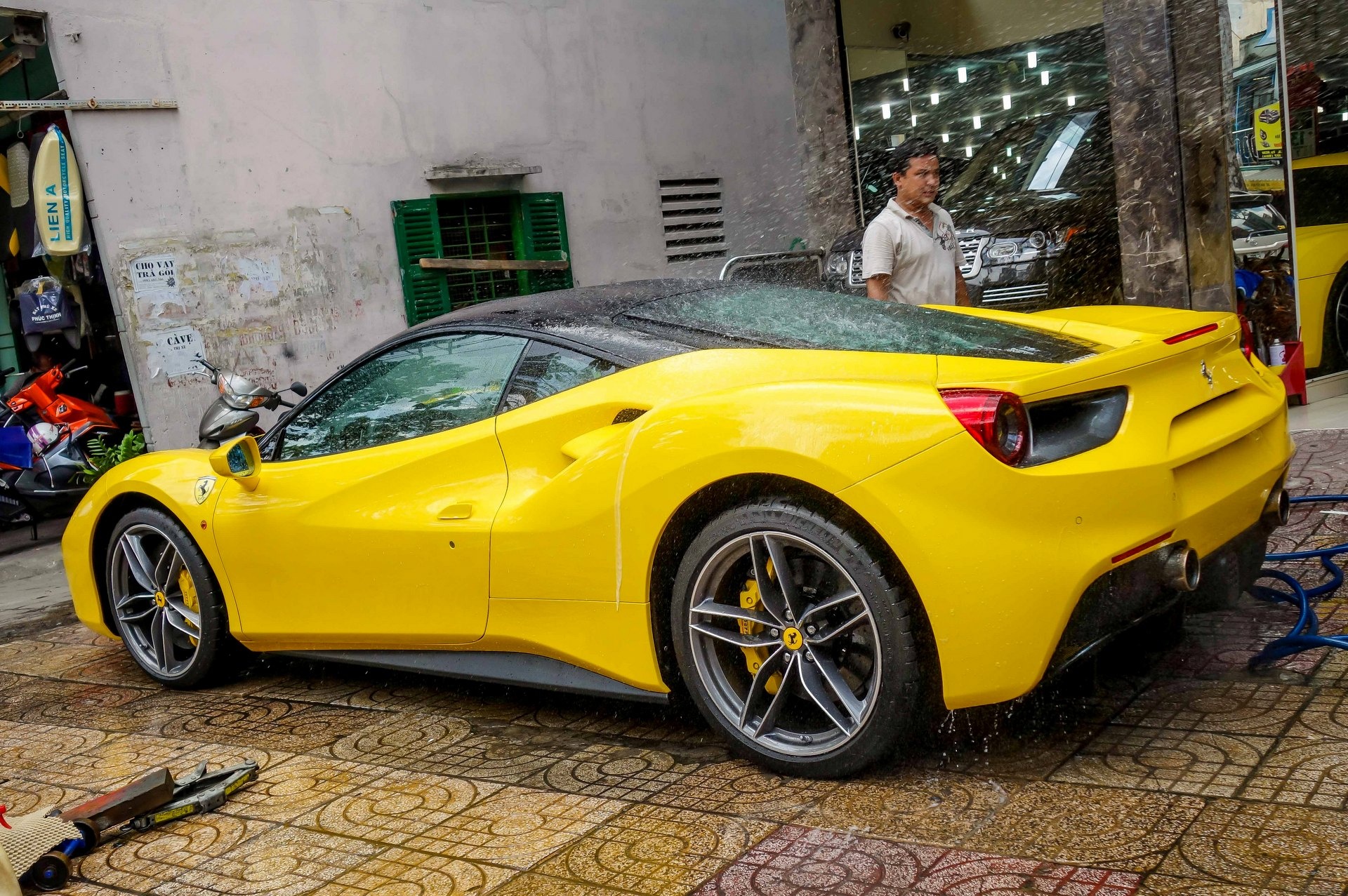 Sieu xe Ferrari 488 GTB mau vang anh 3