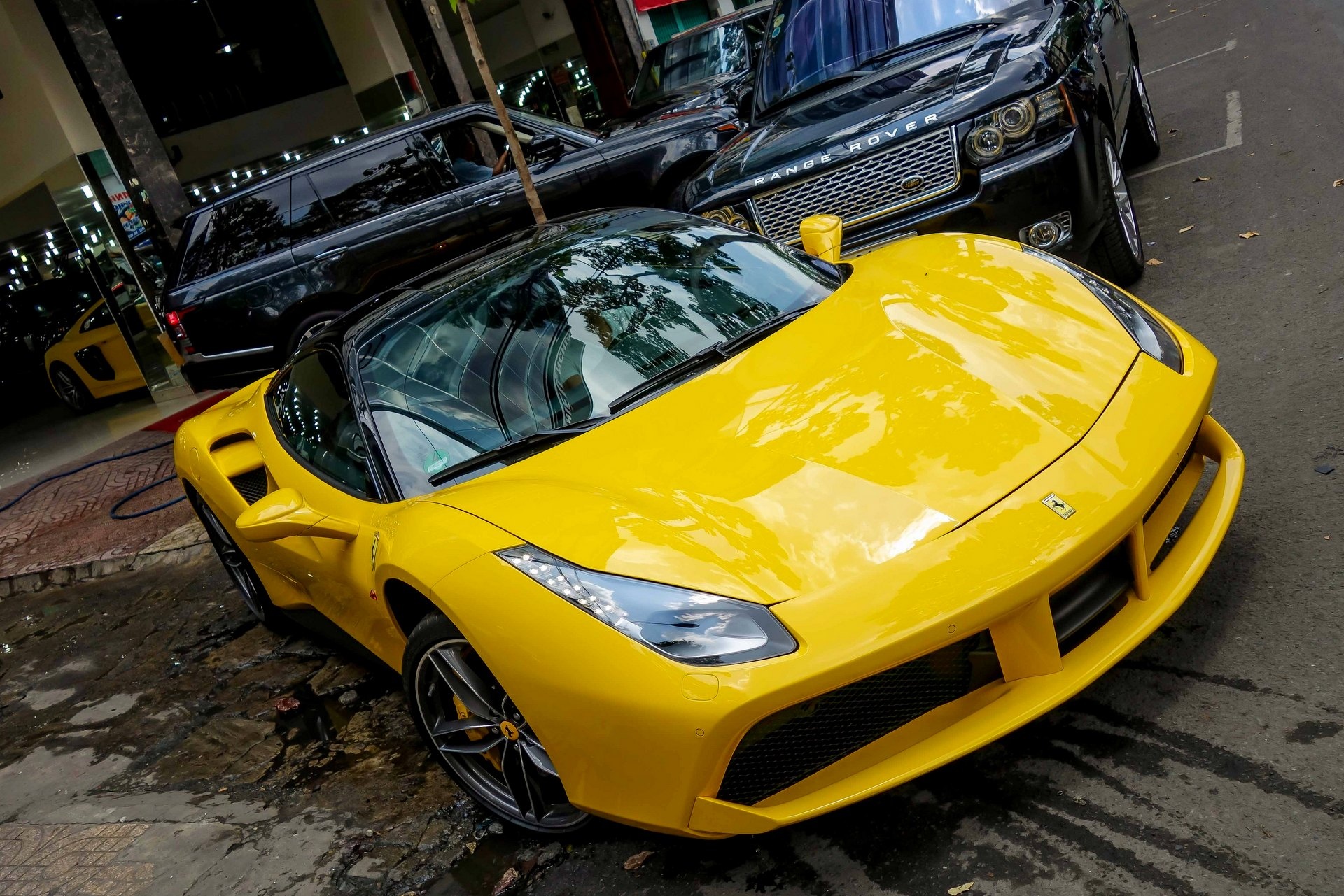 Sieu xe Ferrari 488 GTB mau vang anh 12