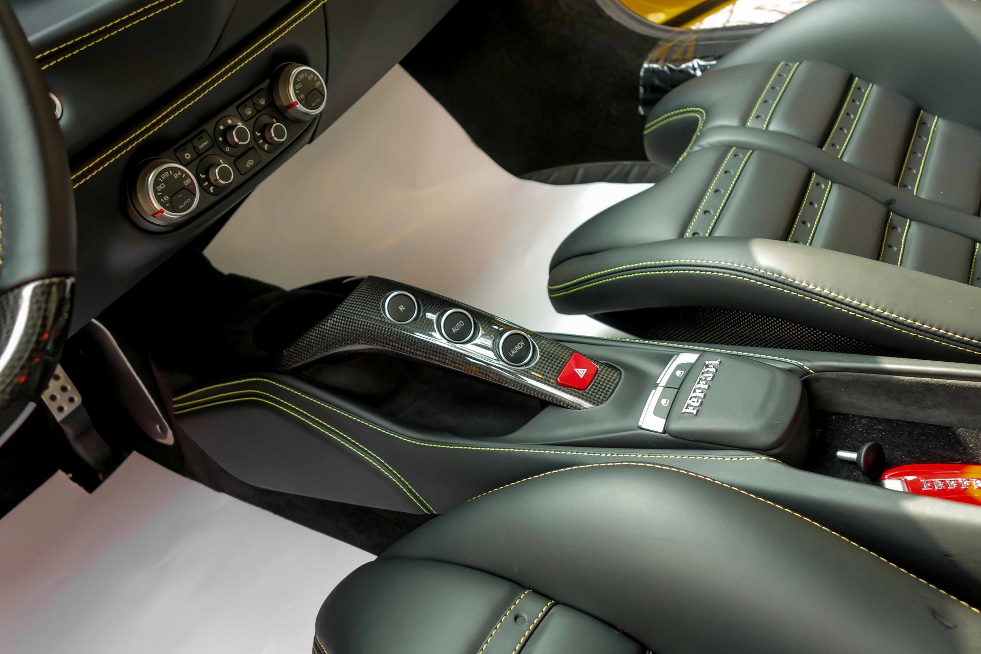 Sieu xe Ferrari 488 GTB mau vang anh 9