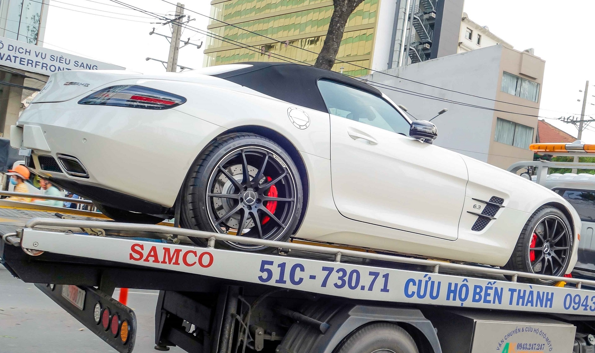 Mercedes SLS mui trần đầu tiên Việt Nam ảnh 4 Mercedes SLS mui tran dau tien Viet Nam anh 4