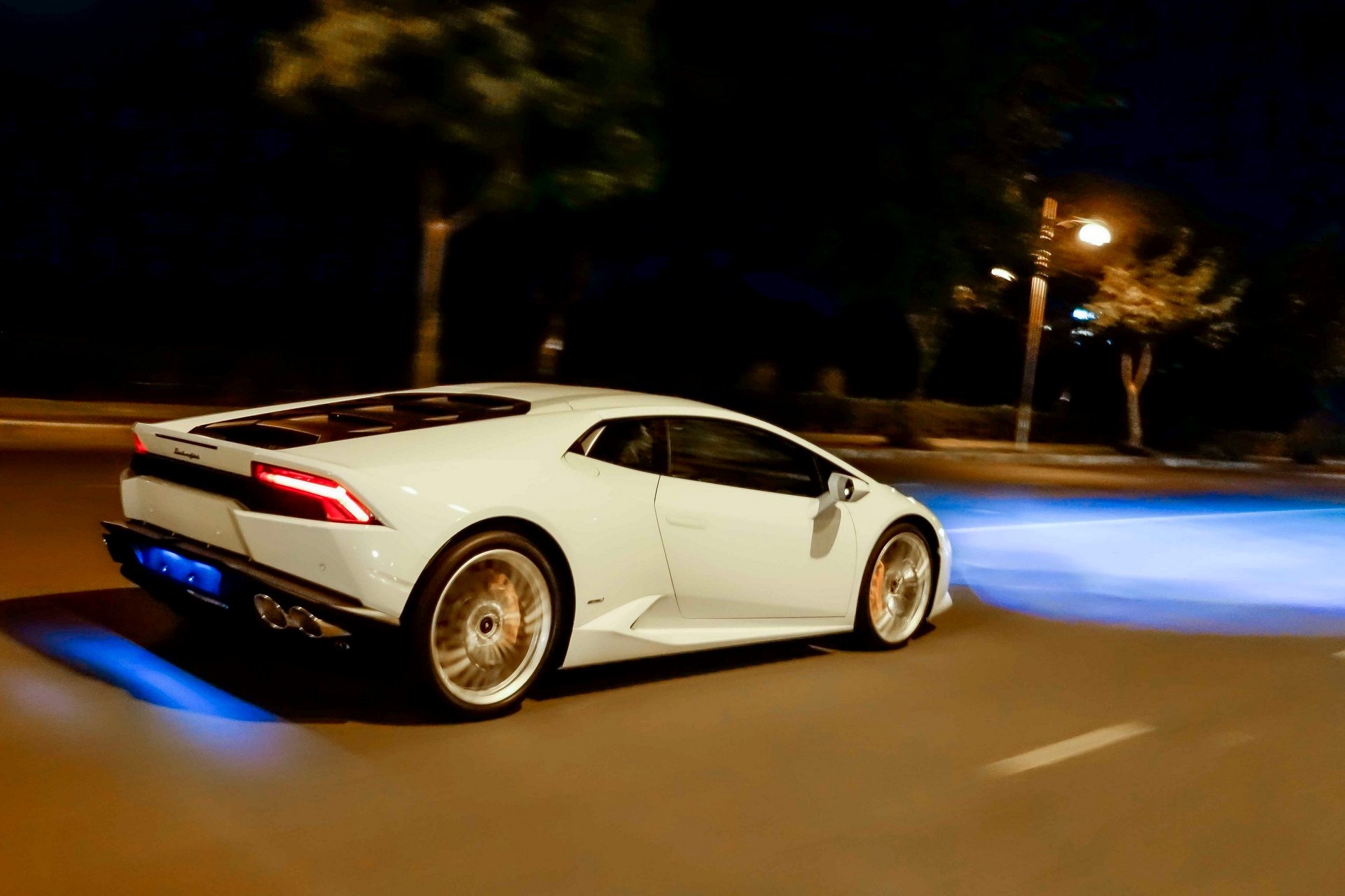 Siêu xe Lamborghini Huracan chính hãng ảnh 3 Sieu xe Lamborghini Huracan chinh hang anh 3