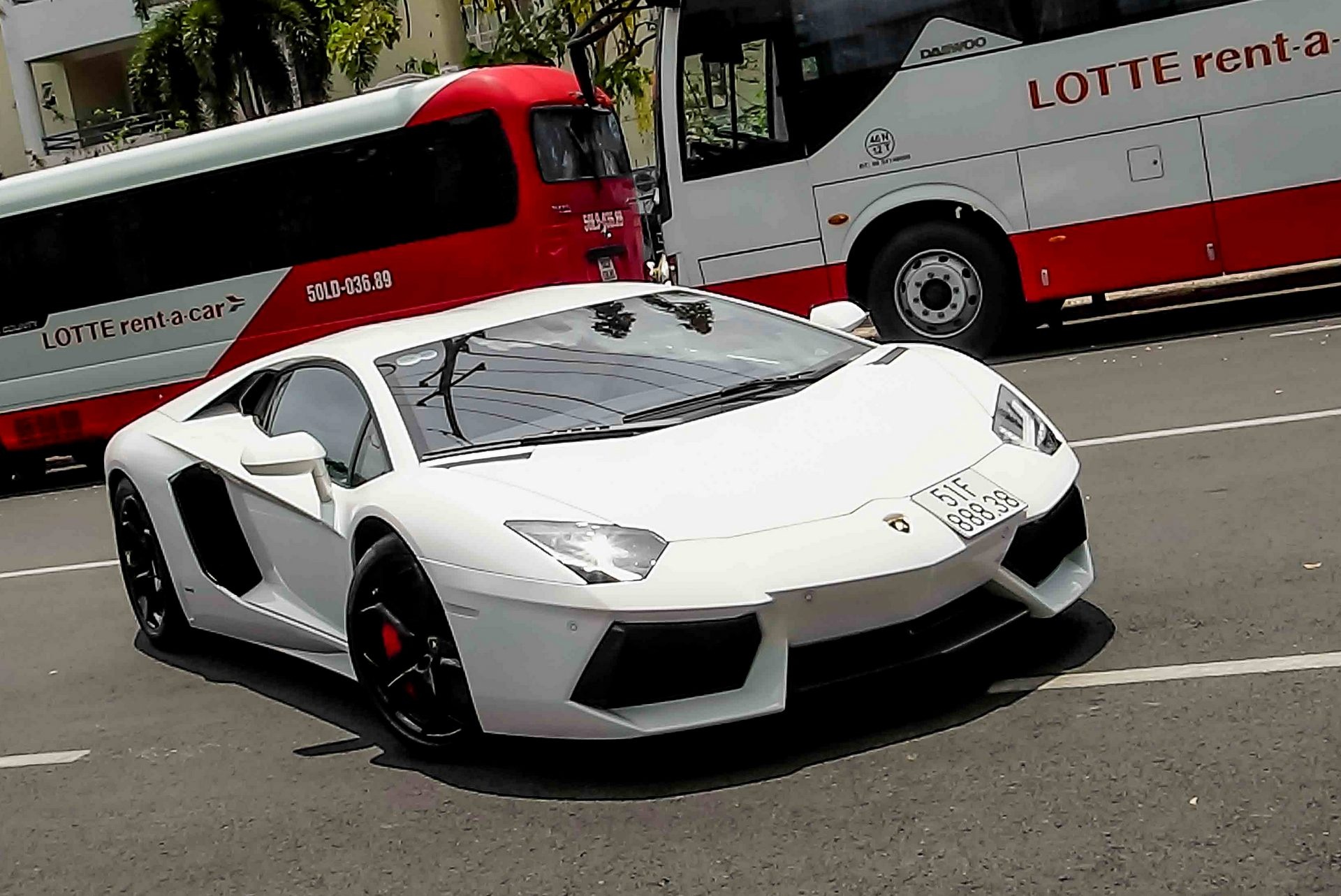 Sieu xe Lamborghini Aventador chinh hang ra bien so dep hinh anh