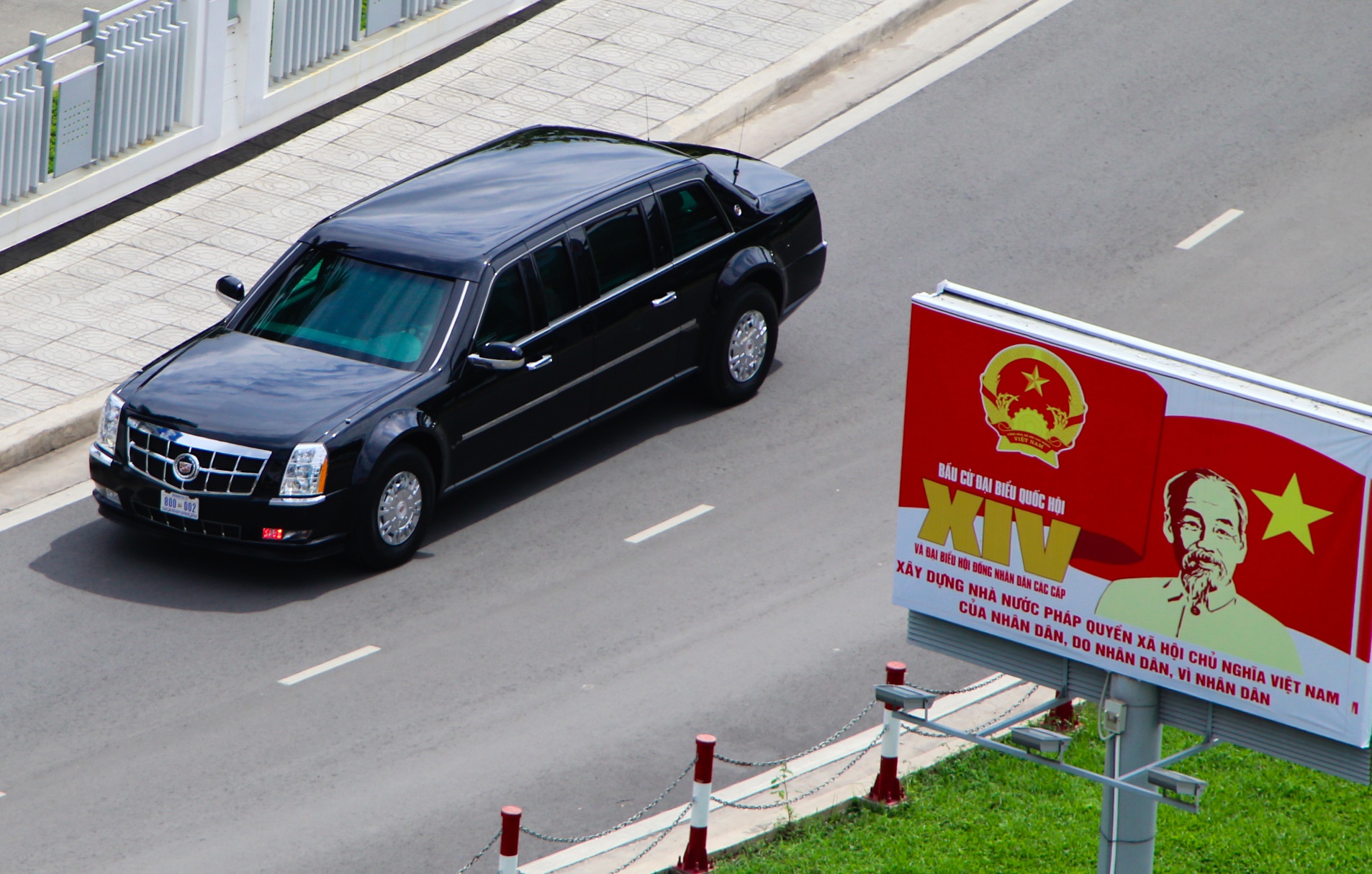 Cadillac One cua Tong thong Obama tren duong pho Sai Gon hinh anh
