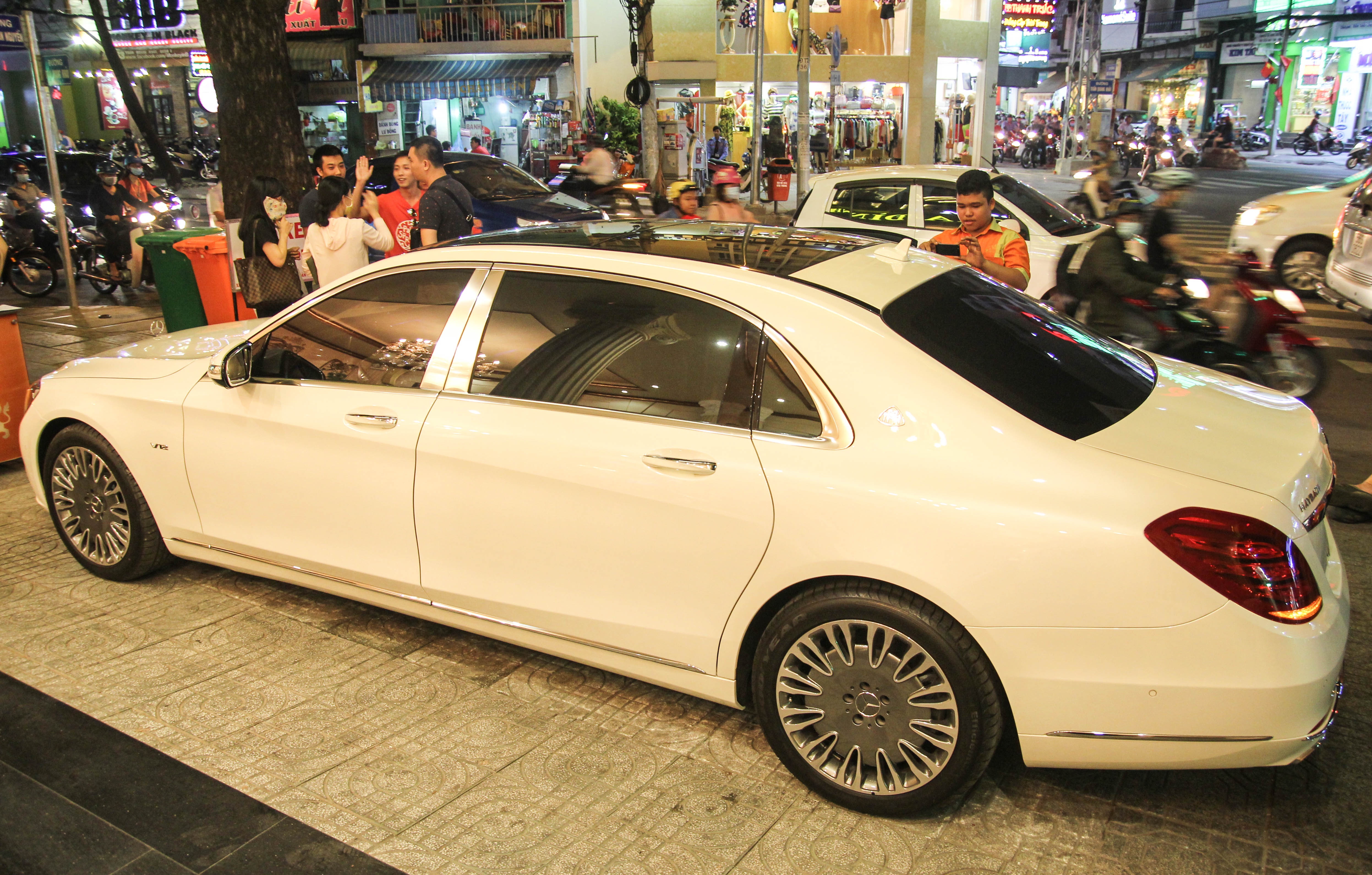 Mercedes Maybach S600 o Sai Gon anh 2