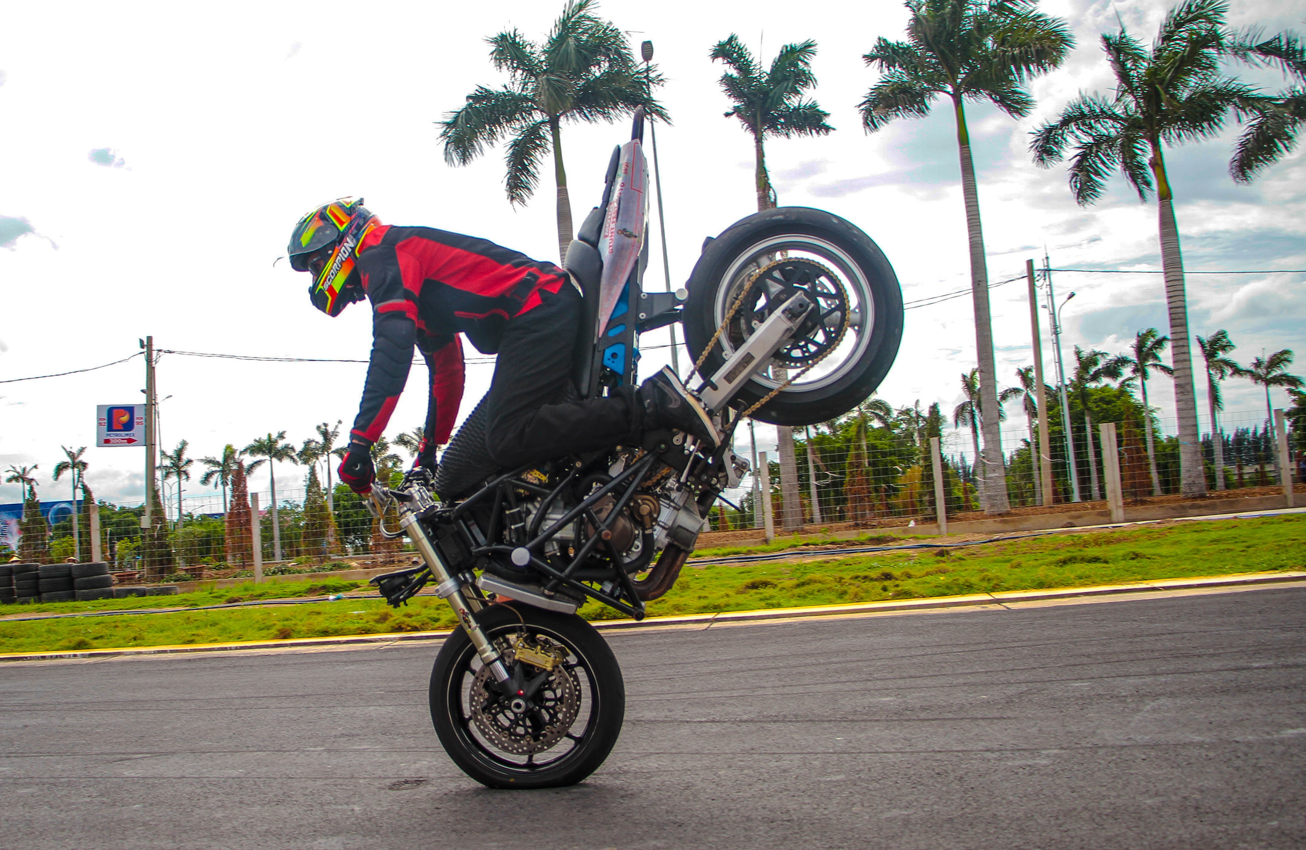 Chuyen gia My huong dan ky thuat stunt cho biker Viet hinh anh