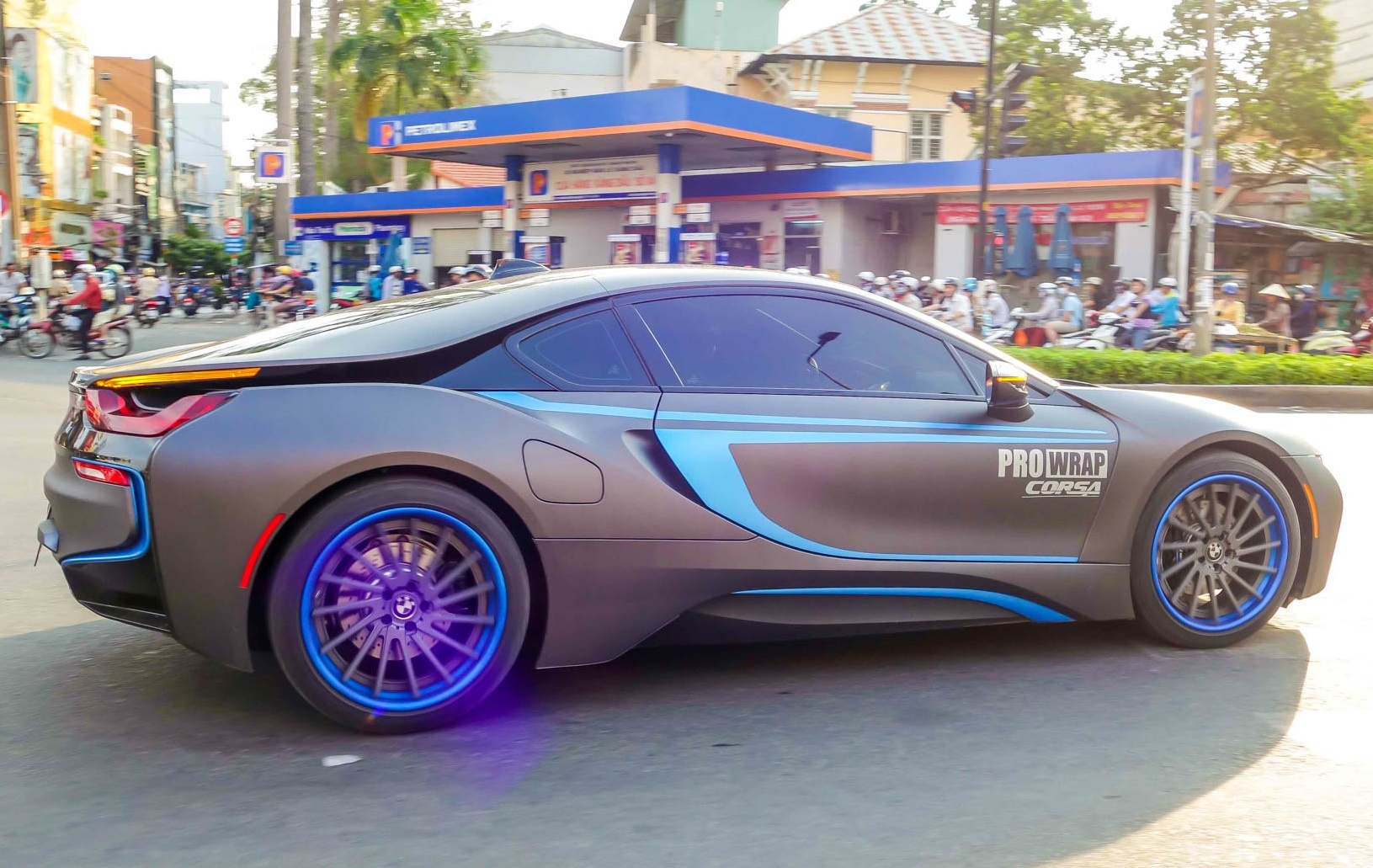 BMW i8 son mam, dan decal bat mat o Sai Gon hinh anh