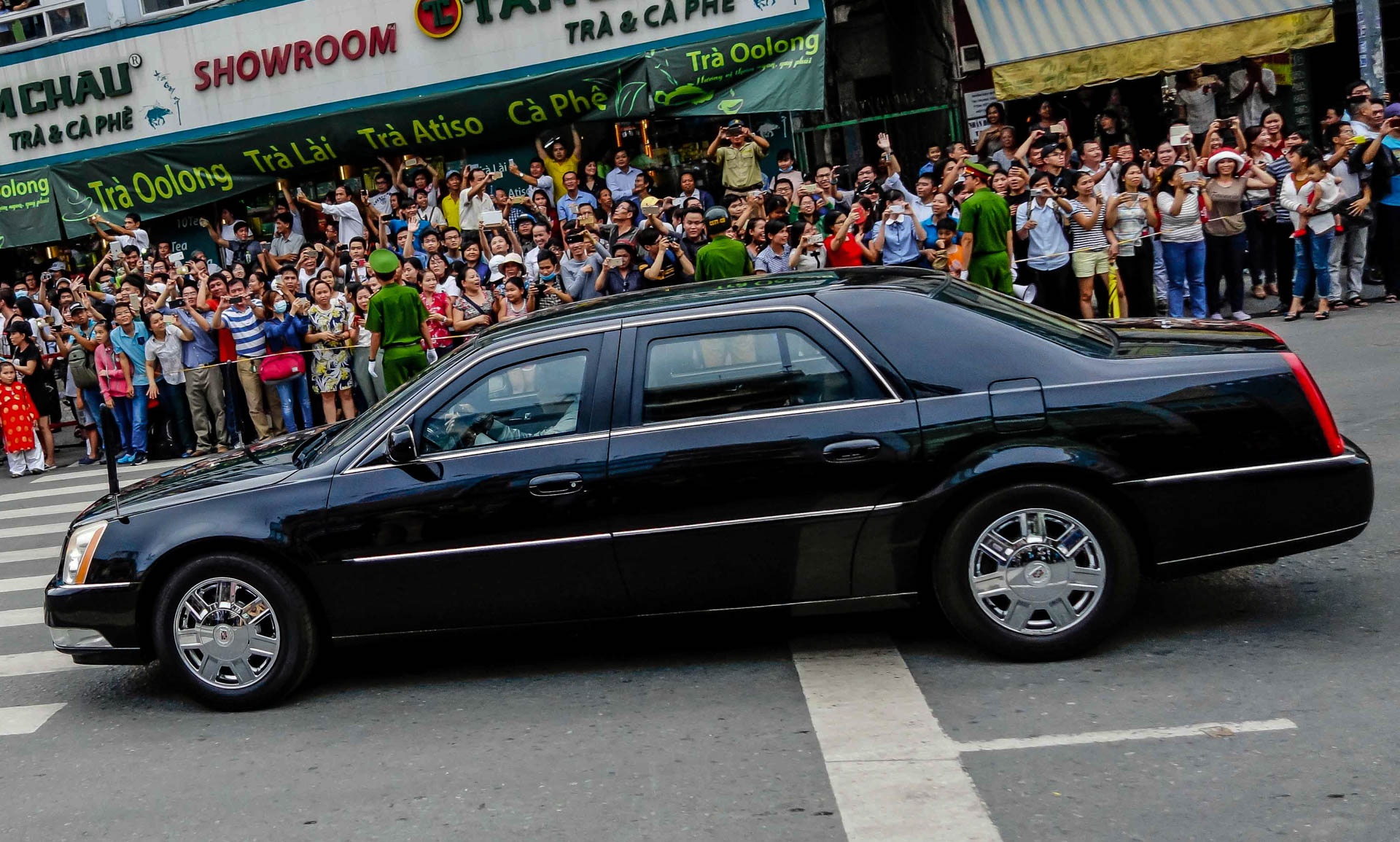 Cadillac DTS chong dan cua Tong lanh su My o Sai Gon hinh anh
