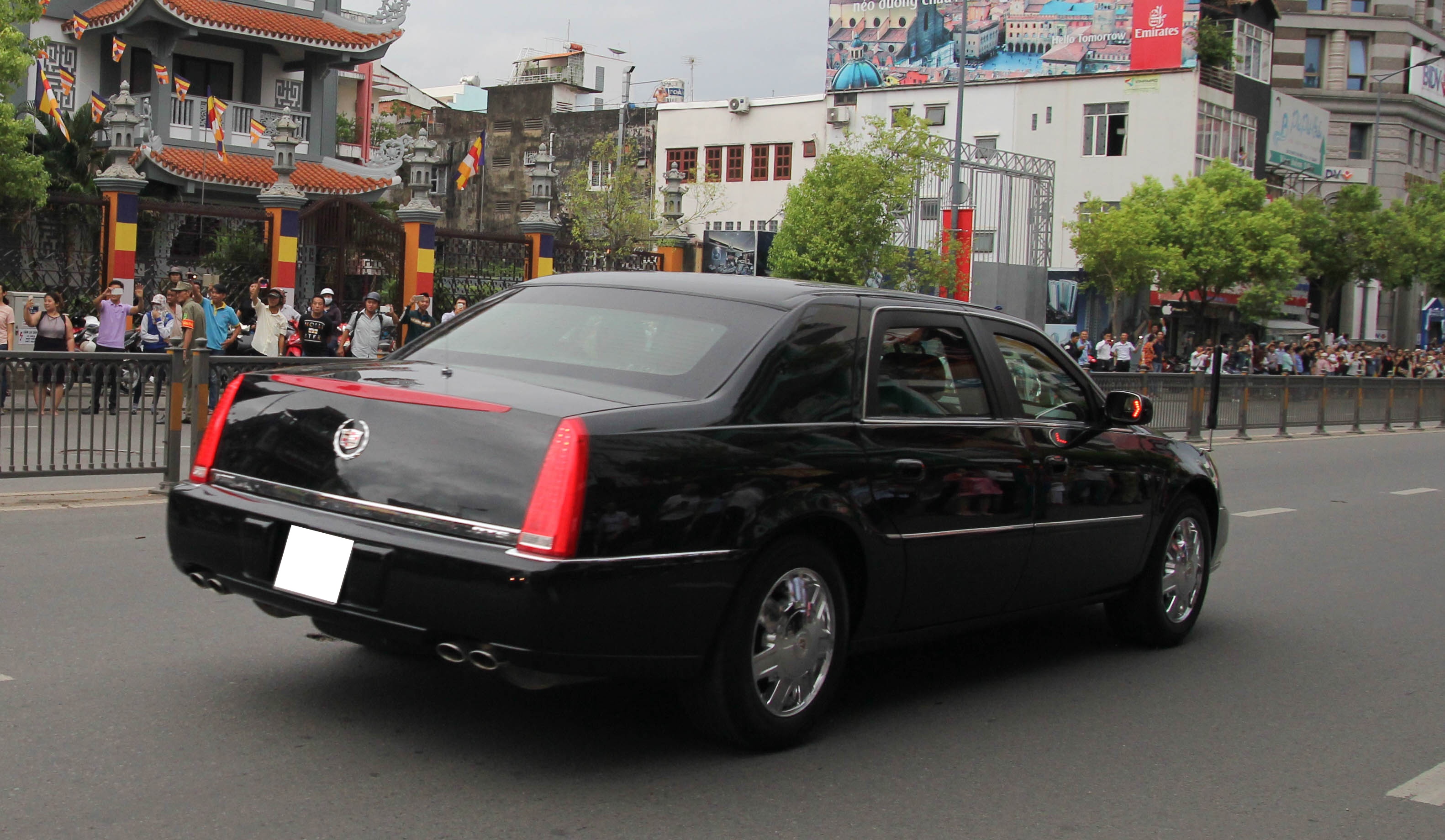 Cadillac chống đạn của Lãnh sự quán Mỹ ảnh 2 Cadillac chong dan cua Lanh su quan My anh 2