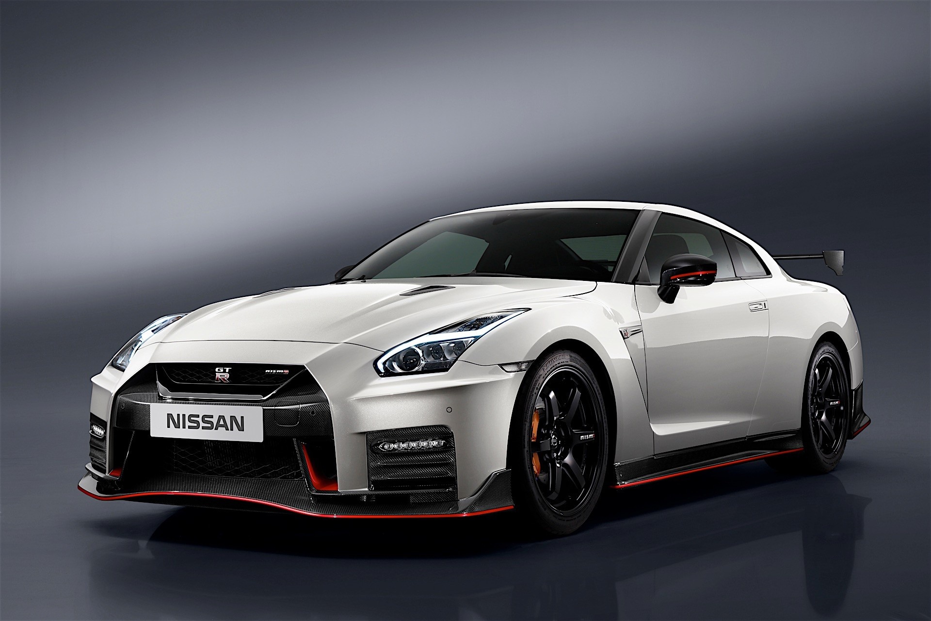 Nissan trinh lang GT-R Nismo manh 600 ma luc hinh anh