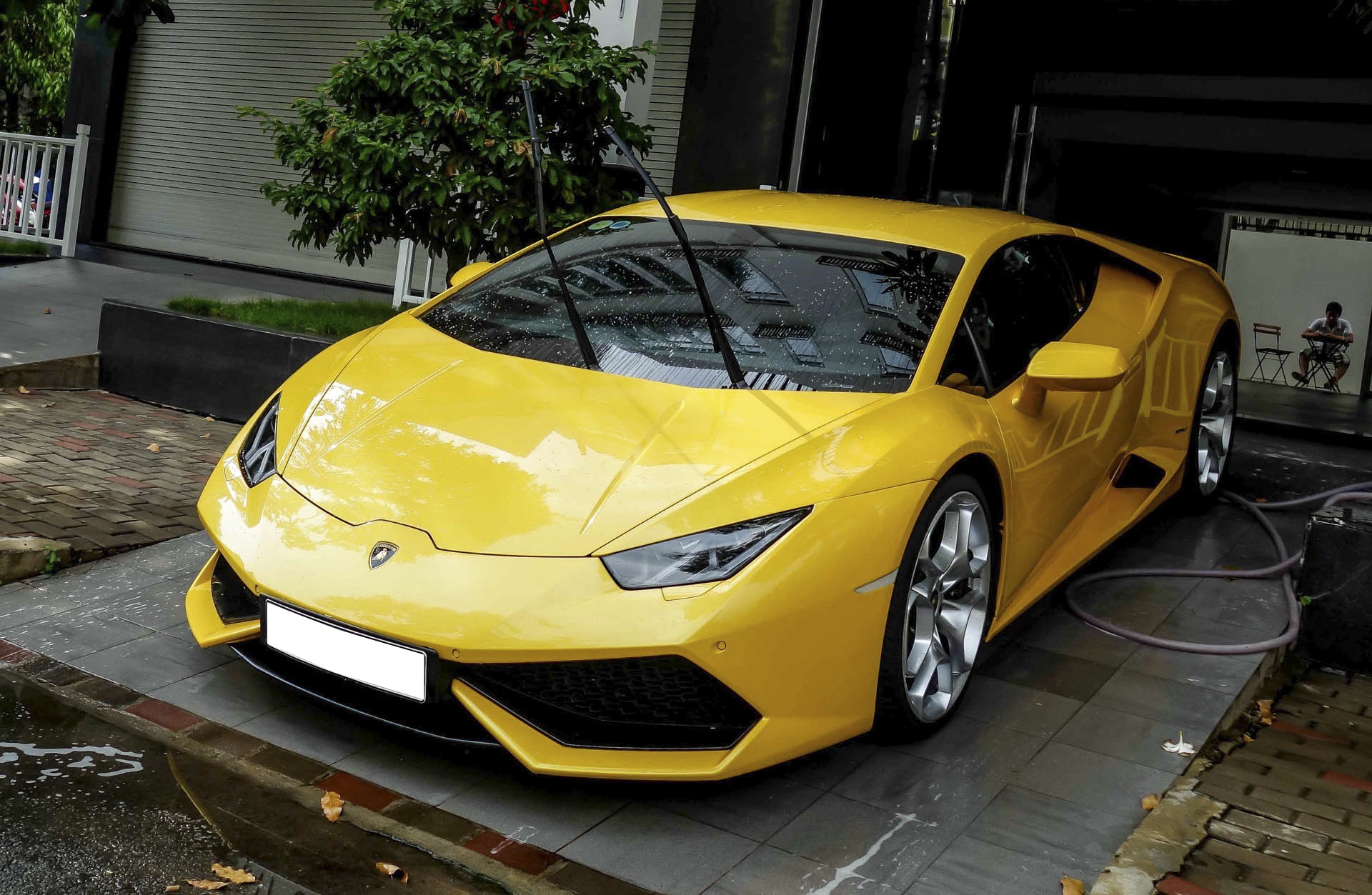 Sieu xe Lamborghini Huracan truoc nha Cuong Dola hinh anh