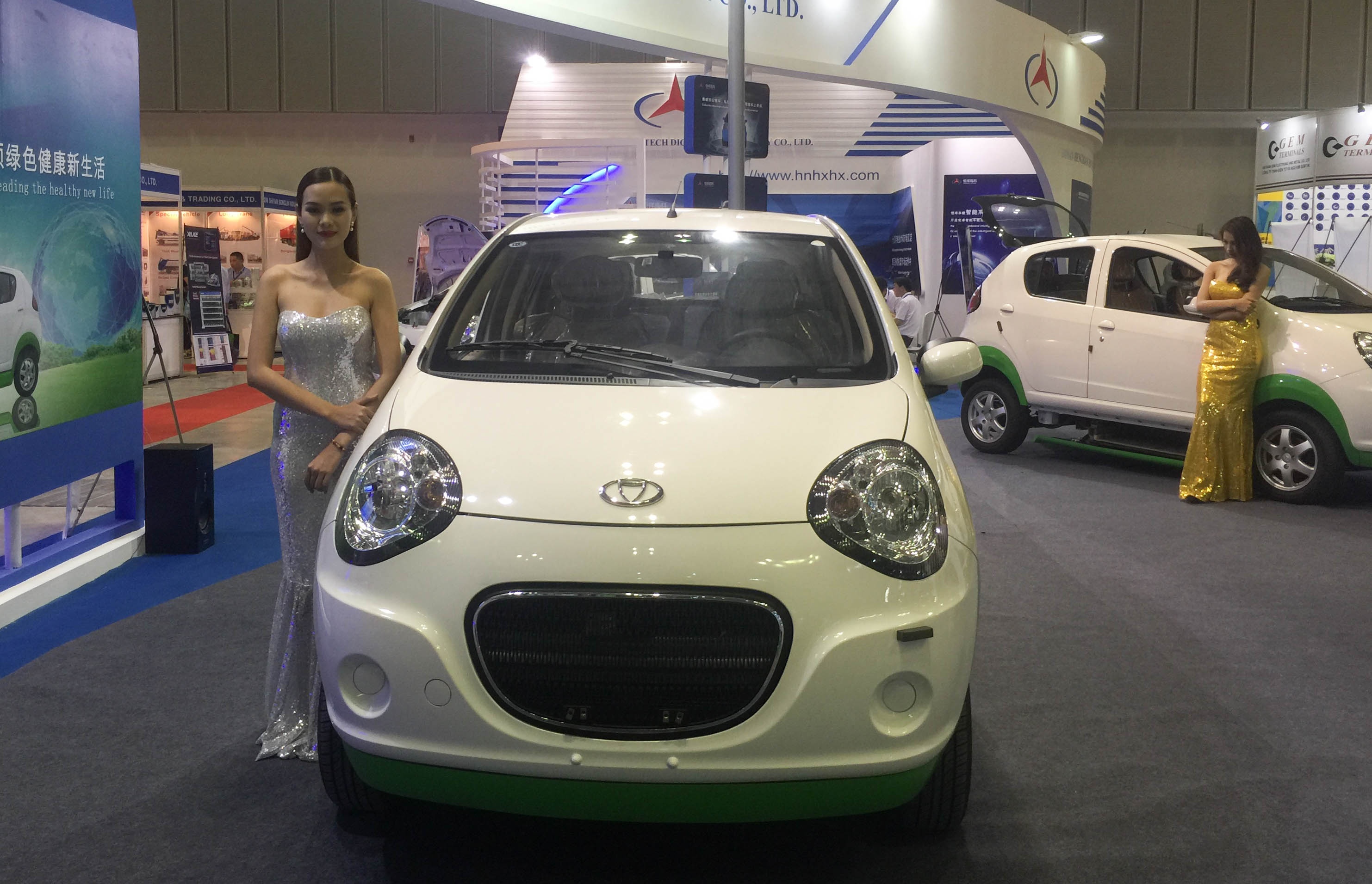 Xe dien Trung Quoc ban o Viet Nam anh 1