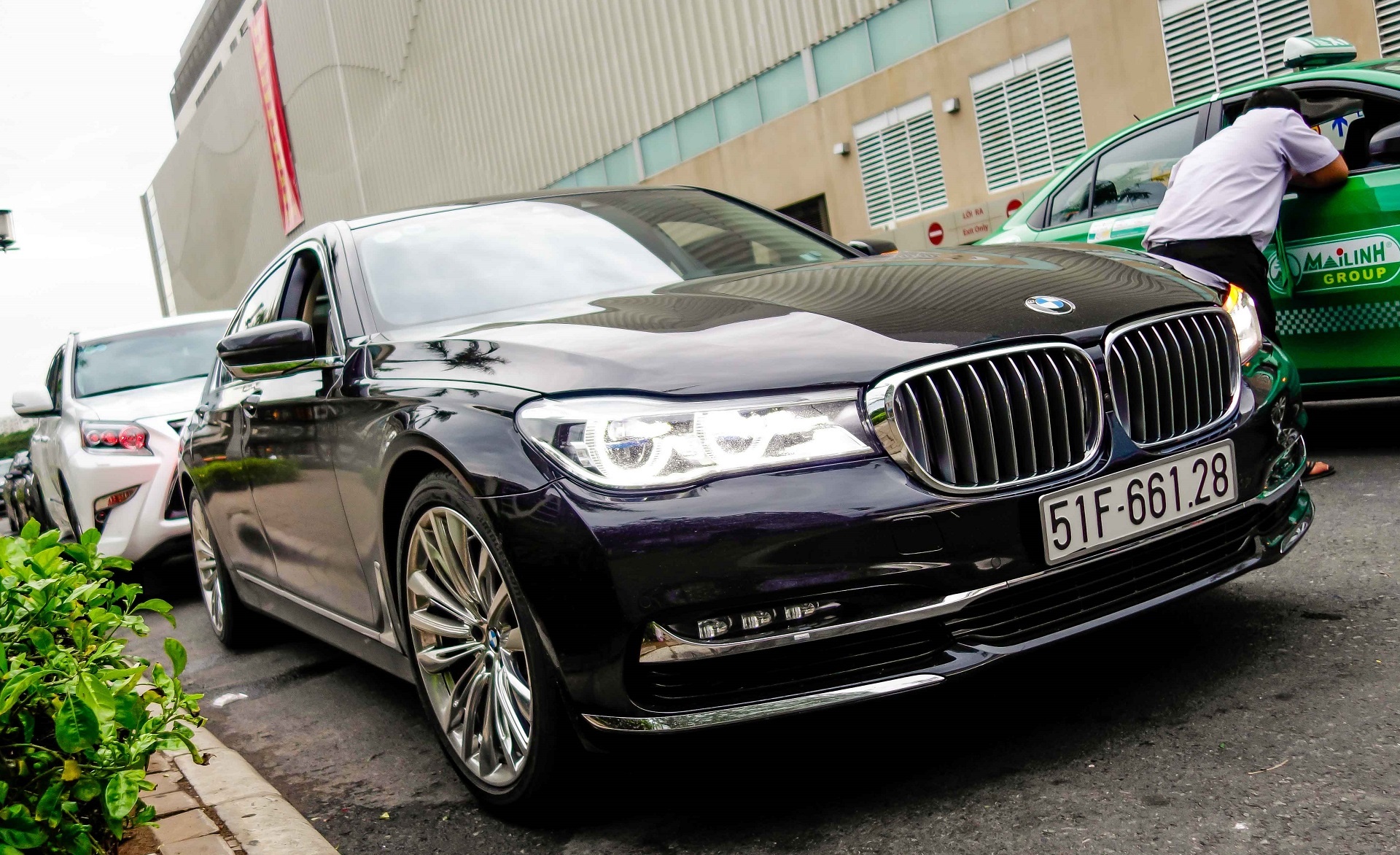 Chi tiet BMW 750Li den pha laser gan 6,5 ty o Sai Gon hinh anh