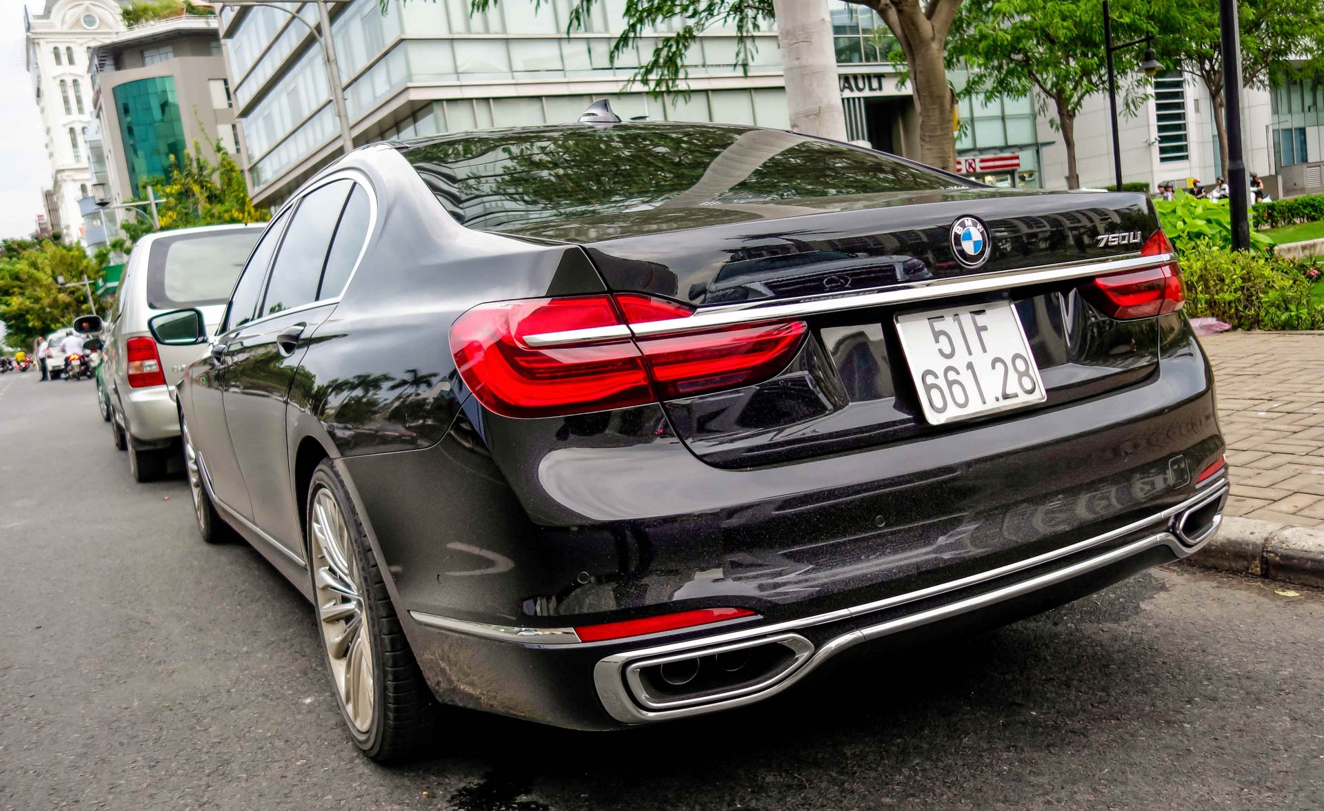 giá BMW 750Li đèn laser tại Việt Nam ảnh 6 gia BMW 750Li den laser tai Viet Nam anh 6