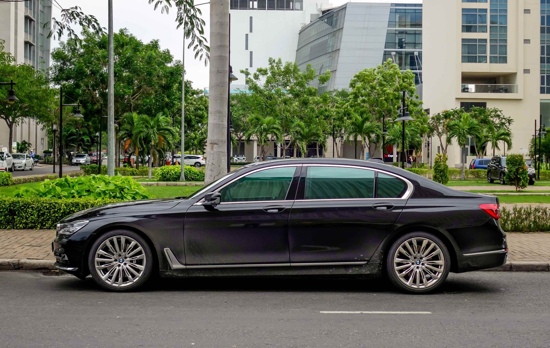 giá BMW 750Li đèn laser tại Việt Nam ảnh 1 gia BMW 750Li den laser tai Viet Nam anh 1