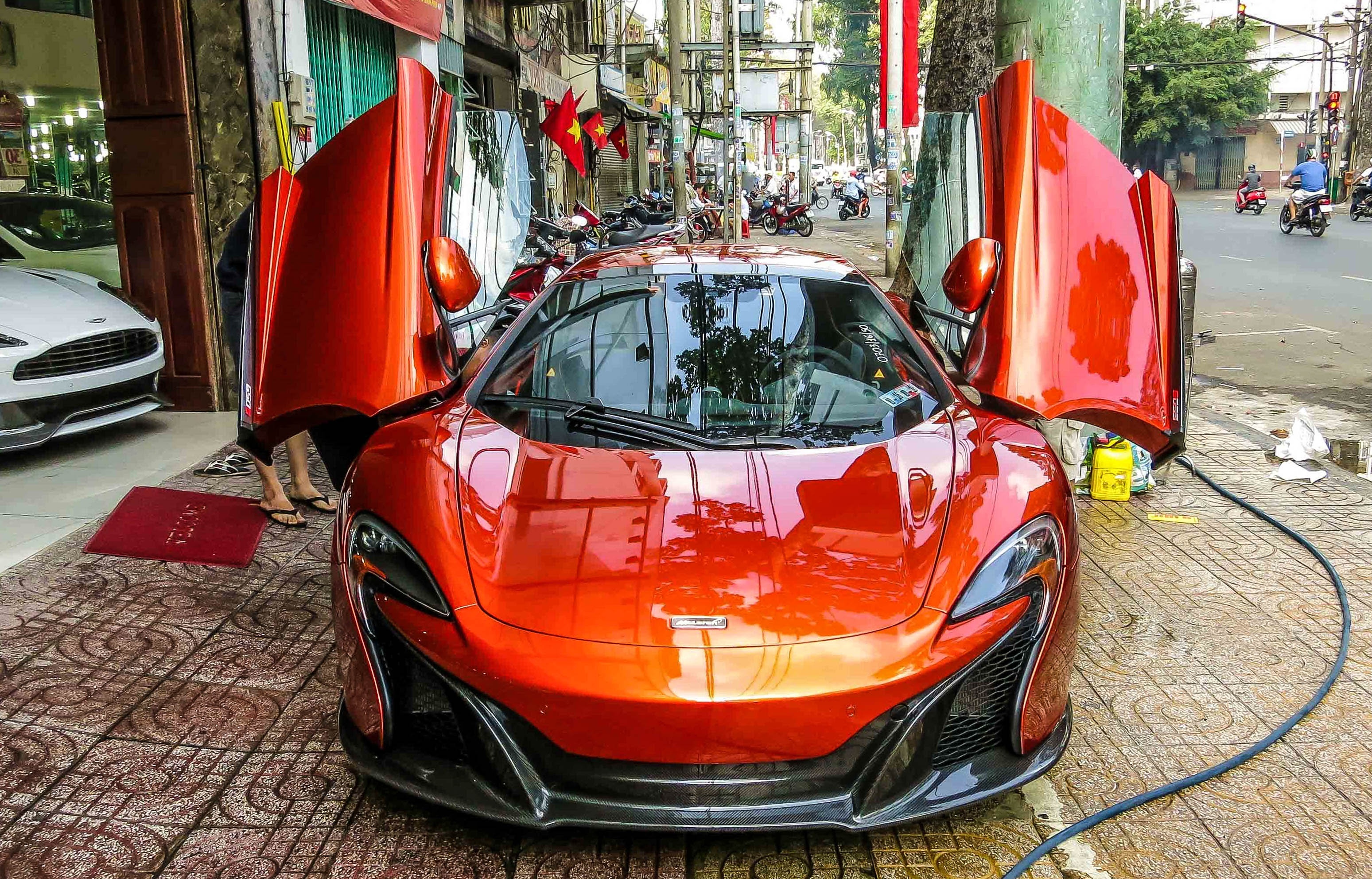 Sieu xe McLaren 650S mau trang anh 8