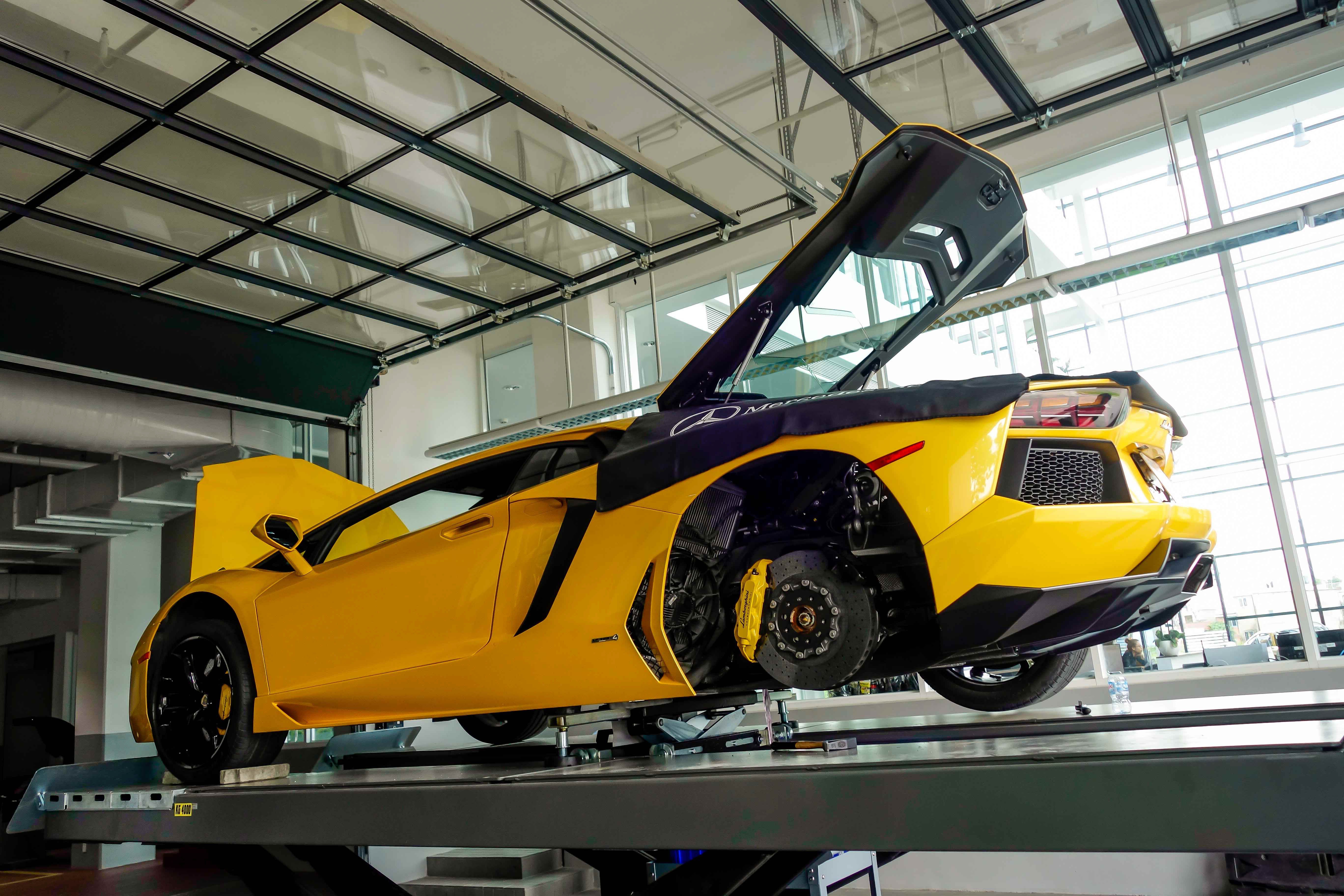 Dan sieu xe Lamborghini o Sai Gon di bao duong hinh anh