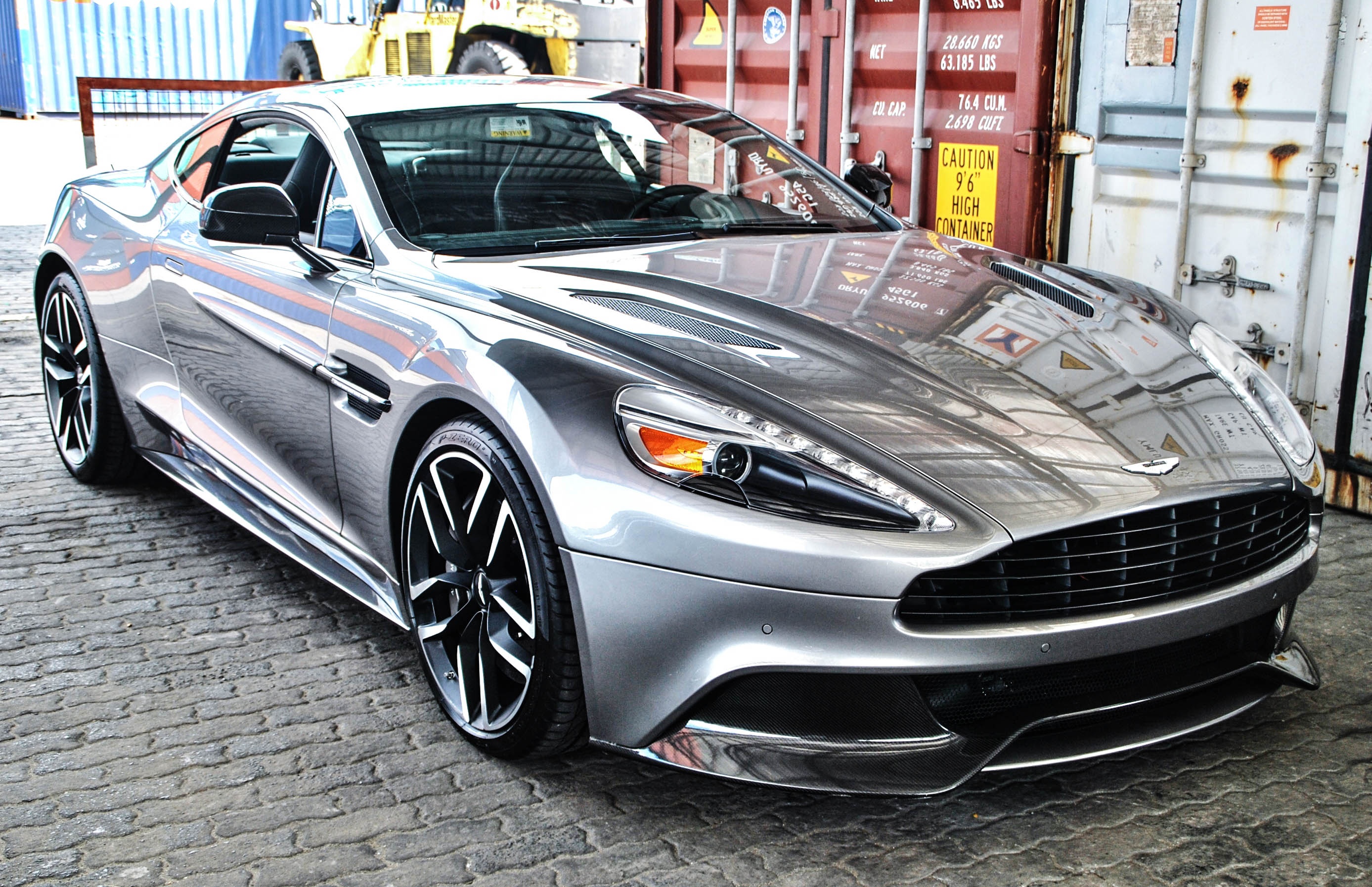 Sieu xe Aston Martin Vanquish ve Viet Nam anh 1