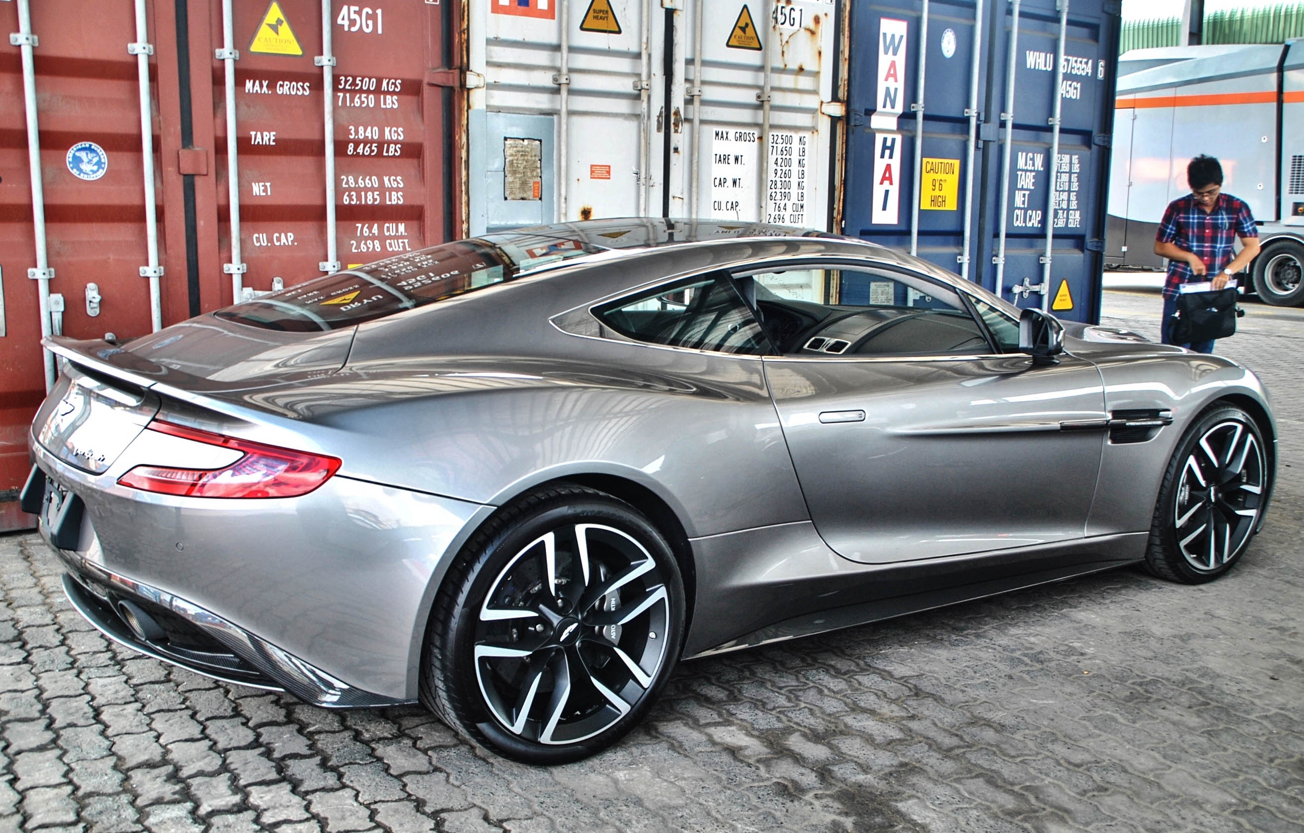 Them sieu xe Aston Martin Vanquish ve Viet Nam hinh anh