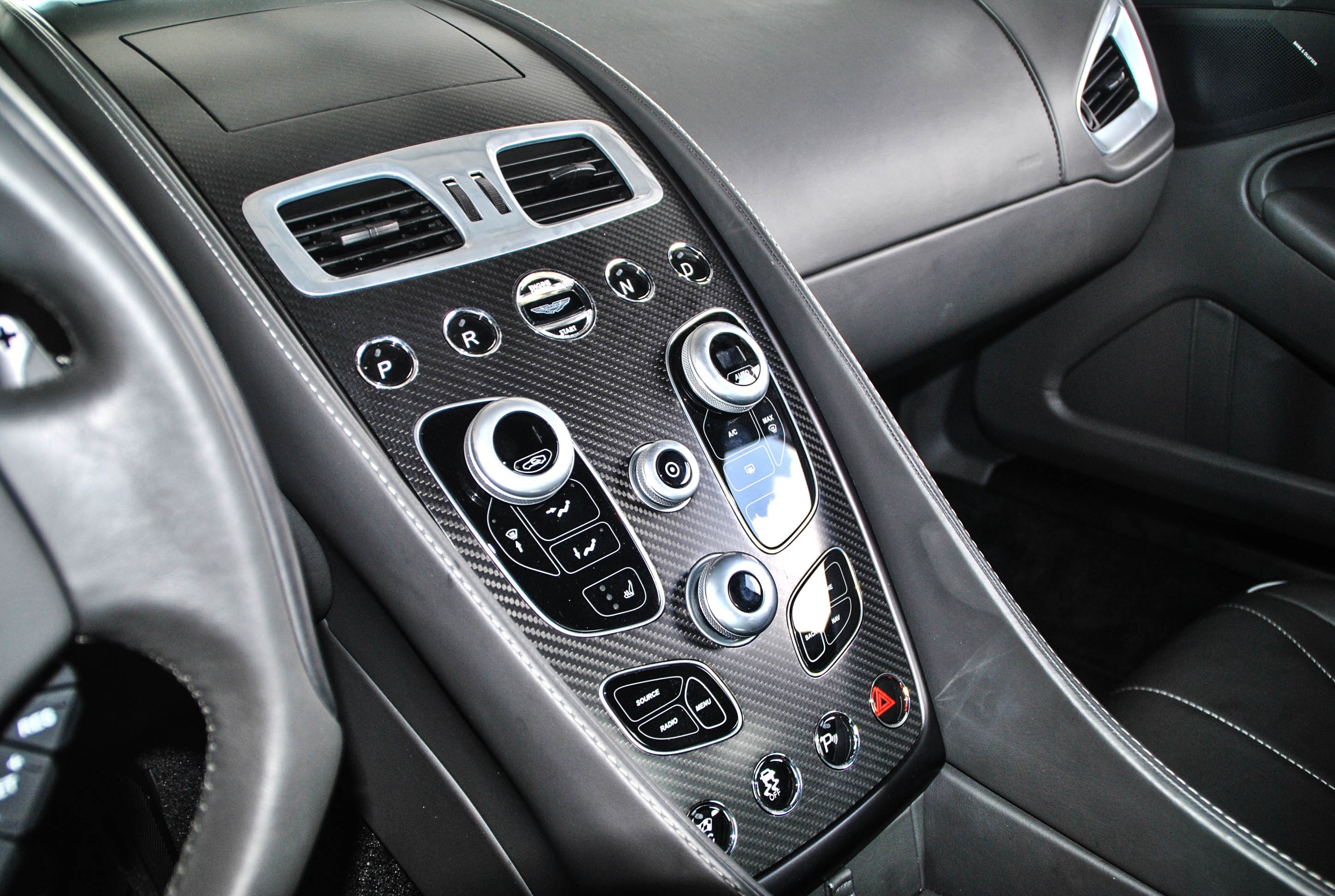 Sieu xe Aston Martin Vanquish ve Viet Nam anh 8