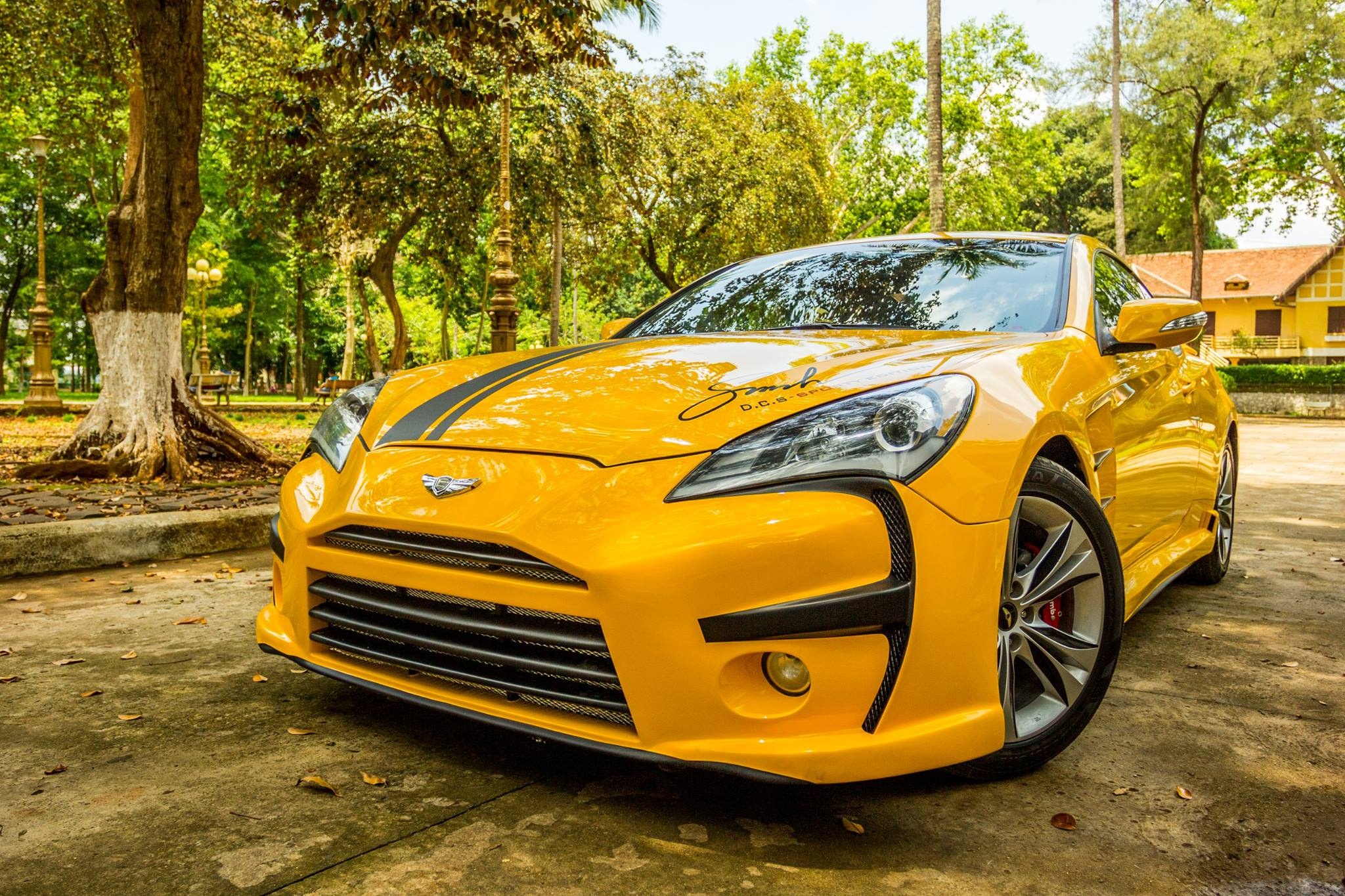 Hyundai Genesis do phong cach Aston Martin One 77 o Dak Lak hinh anh