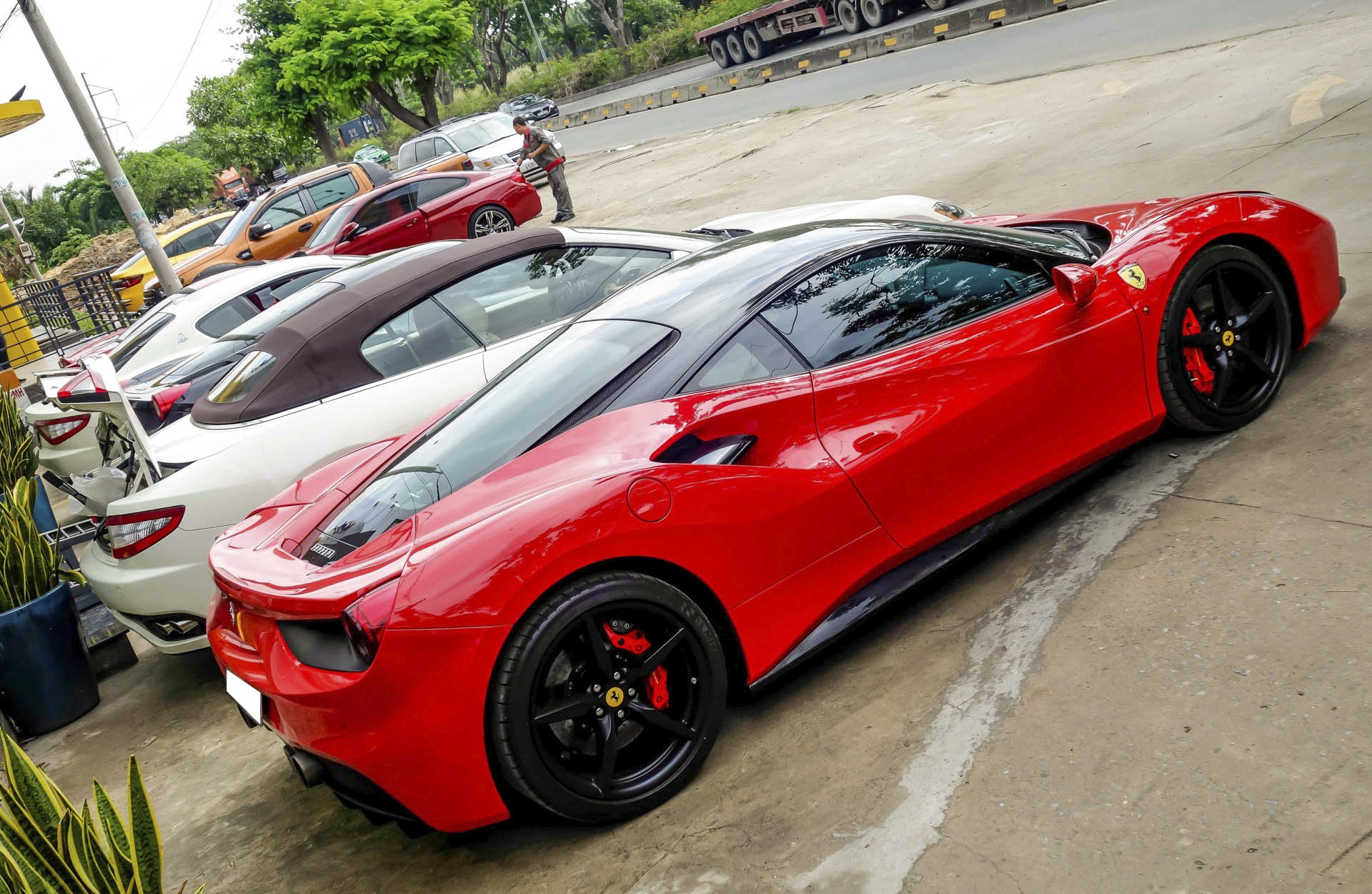Dàn siêu xe Ferrari của đại gia Sài Gòn ảnh 3 Dan sieu xe Ferrari cua dai gia Sai Gon anh 3
