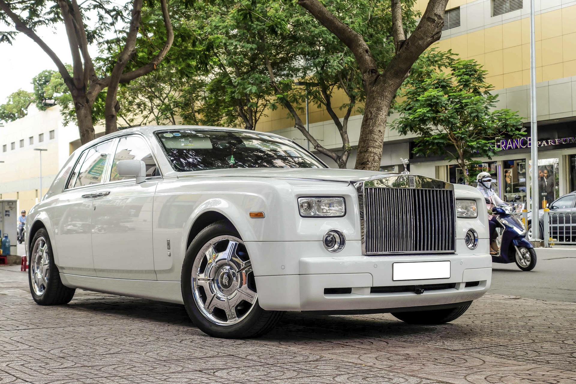 Rolls-Royce Phantom cua thieu gia Phan Thanh o Sai Gon hinh anh