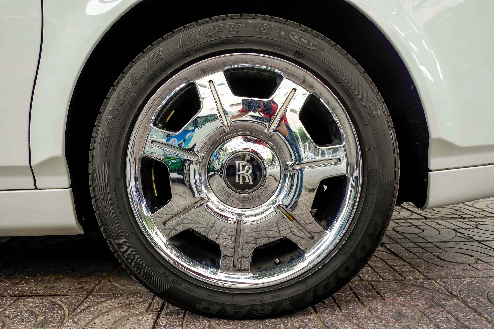 Rolls-Royce Phantom cua Phan Thanh anh 6