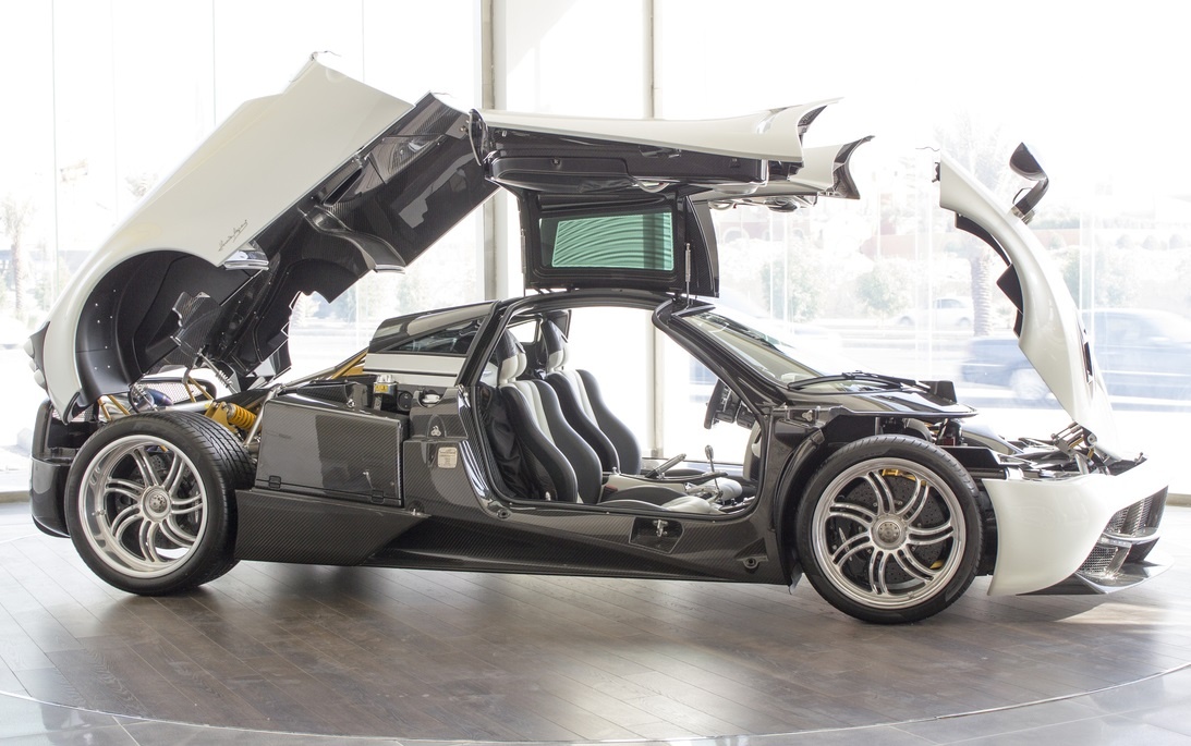 Dieu it biet ve sieu xe trieu do Pagani Huayra sap ve VN hinh anh