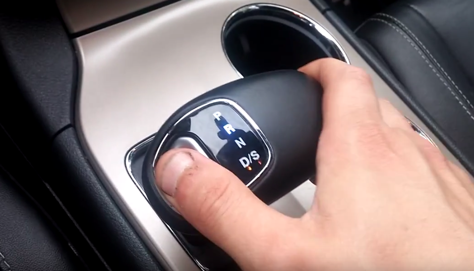 Huong dan su dung hop so tu dong tren xe Jeep Grand Cherokee hinh anh