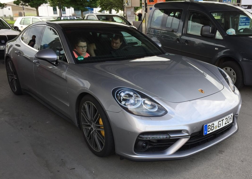 Porsche Panamera 2017 lan dau xuong pho hinh anh