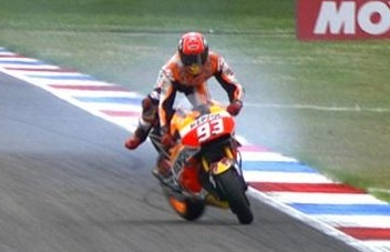 Tinh huong Marc Marquez gap tai nan hinh anh