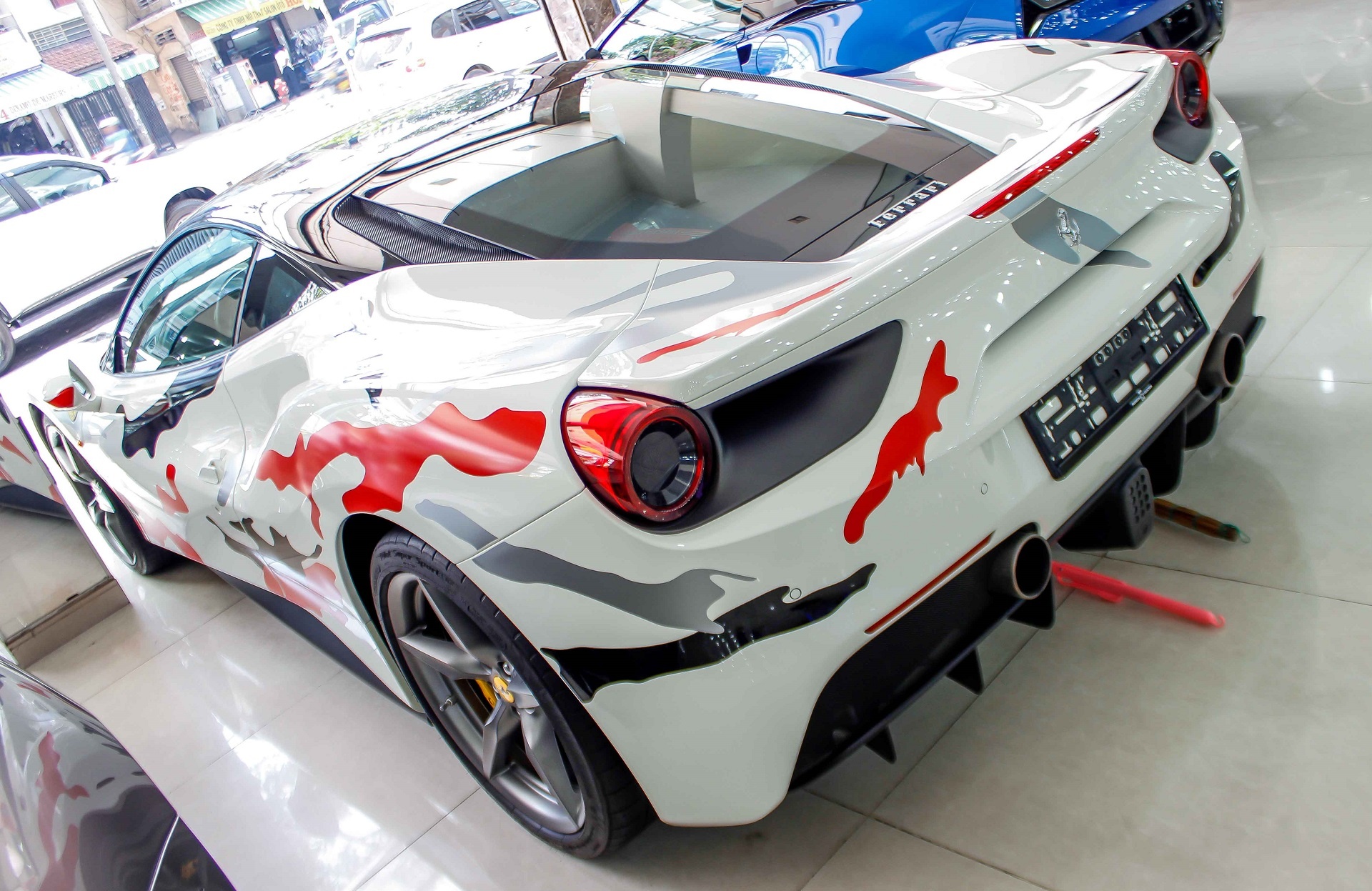 Sieu xe Ferrari 488 phong cach quan doi o Sai Gon hinh anh