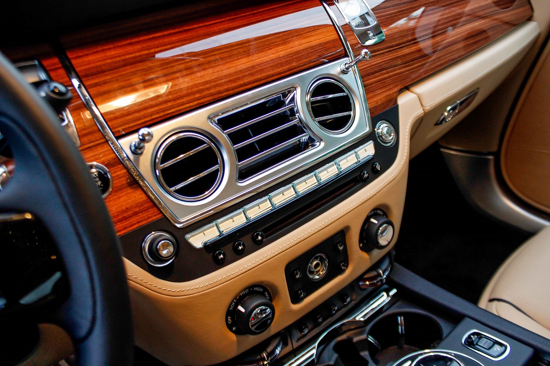 Thieu gia Phan Thanh mua Rolls-Royce Wraith anh 10