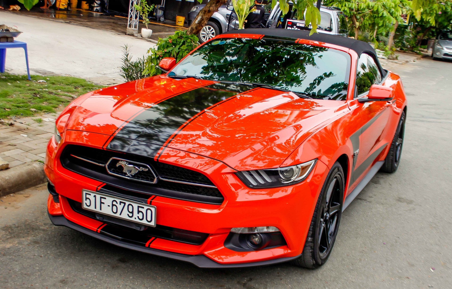 Ford Mustang mui tran ban dac biet dau tien tai Sai Gon hinh anh