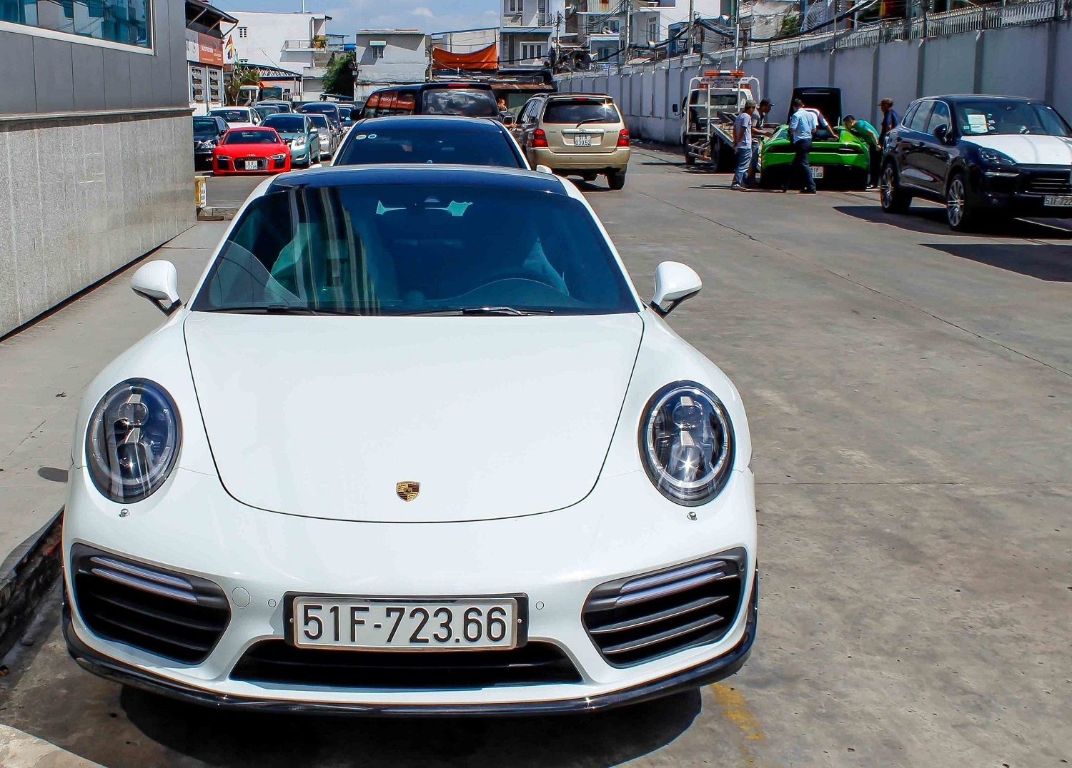 Sieu xe don dap ve Viet Nam truoc ngay tang thue hinh anh