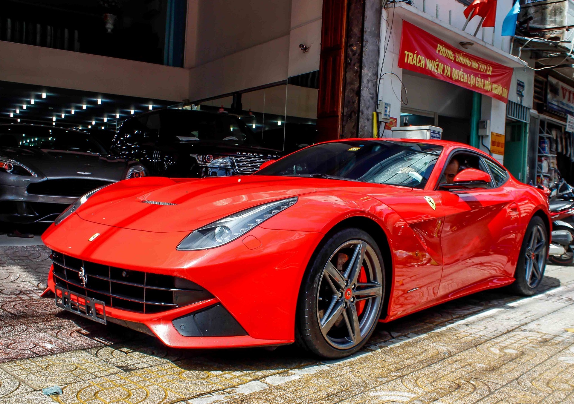 Sieu xe Ferrari F12 nhap tu Dubai ve Viet Nam hinh anh