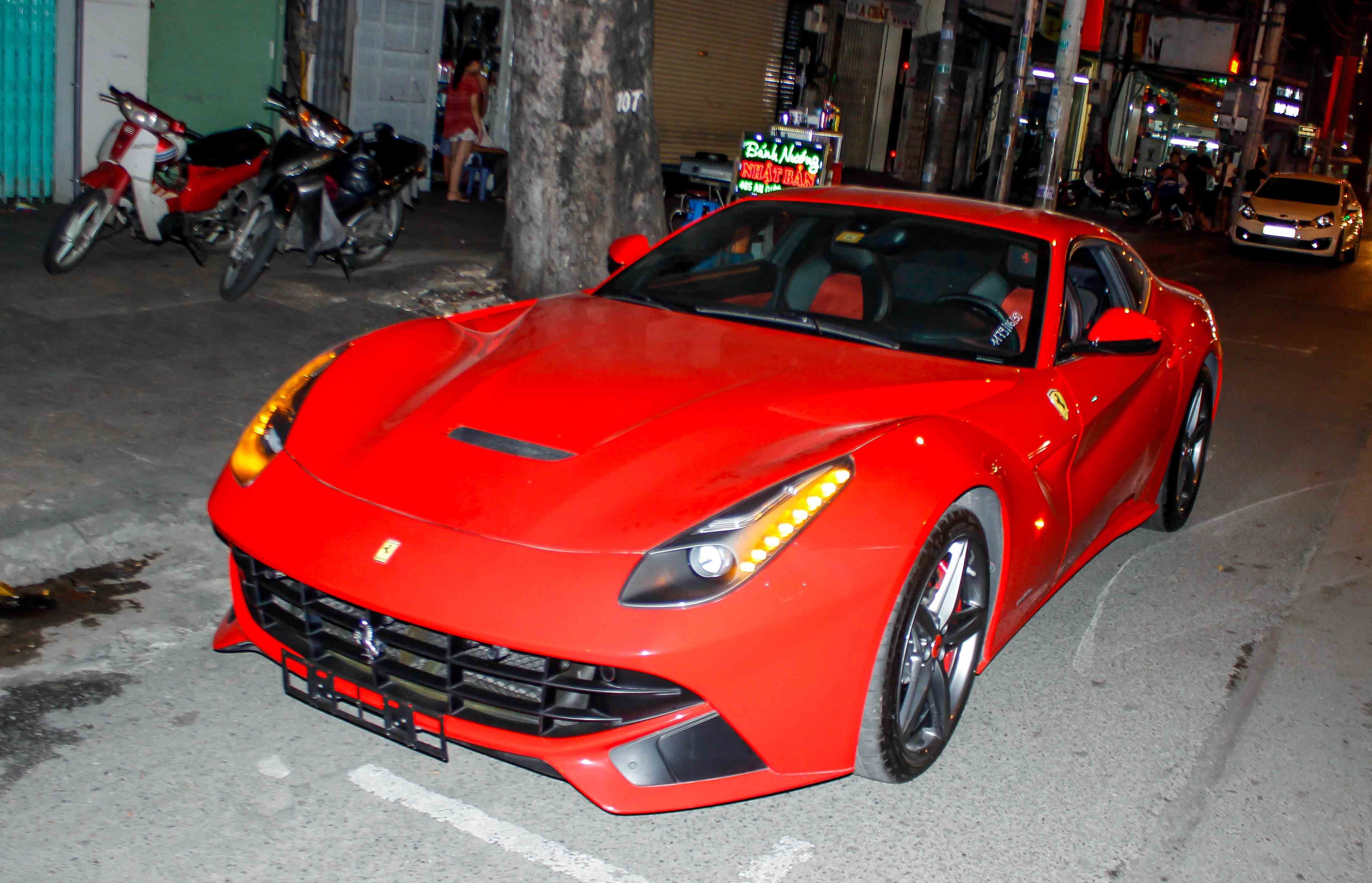 sieu xe Ferrari F12 ve Viet Nam anh 1